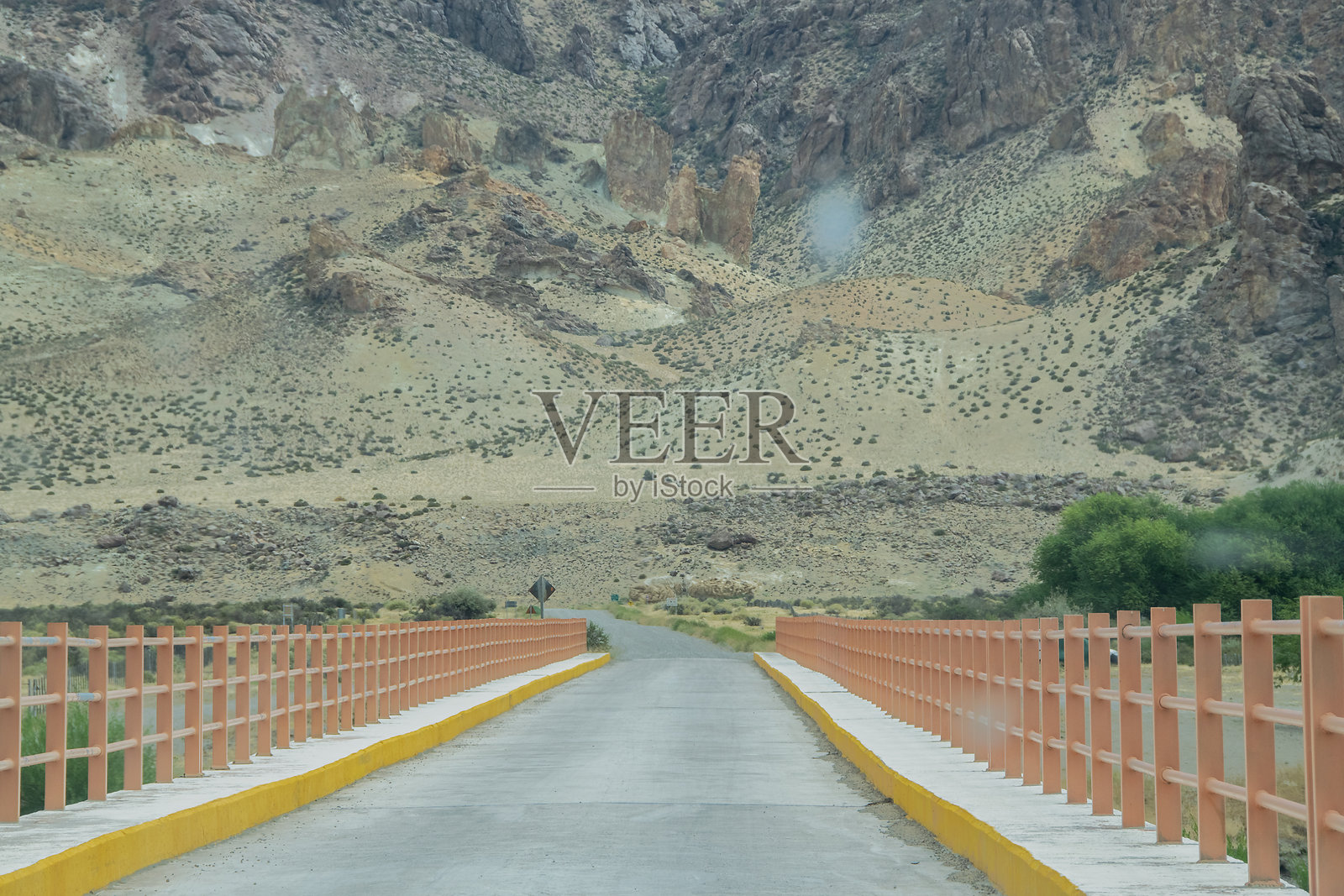 穿越巴塔哥尼亚风景的桥，阿根廷丘布特省照片摄影图片