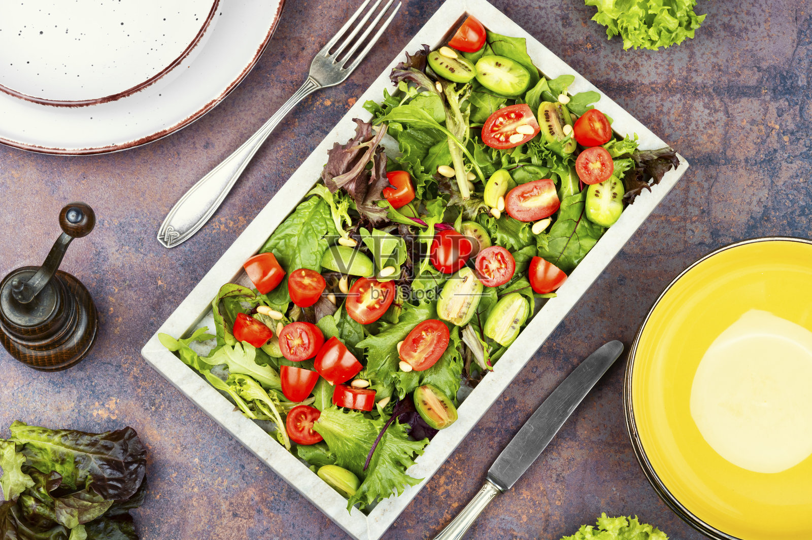 新鲜的石盘上的食物。照片摄影图片