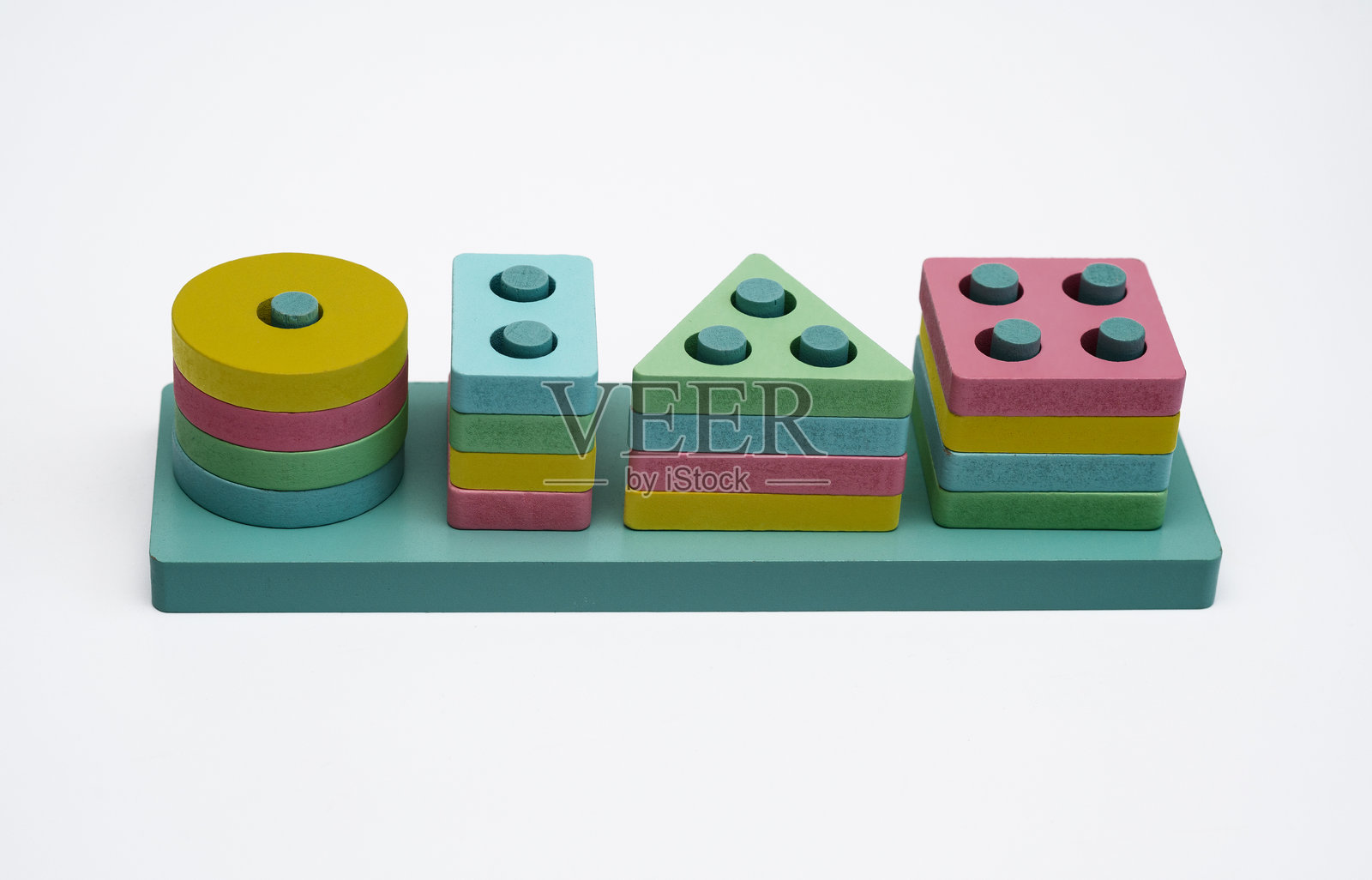 适合儿童的拼图游戏，由不同形状的木制图形组成。蒙特梭利儿童玩具。照片摄影图片