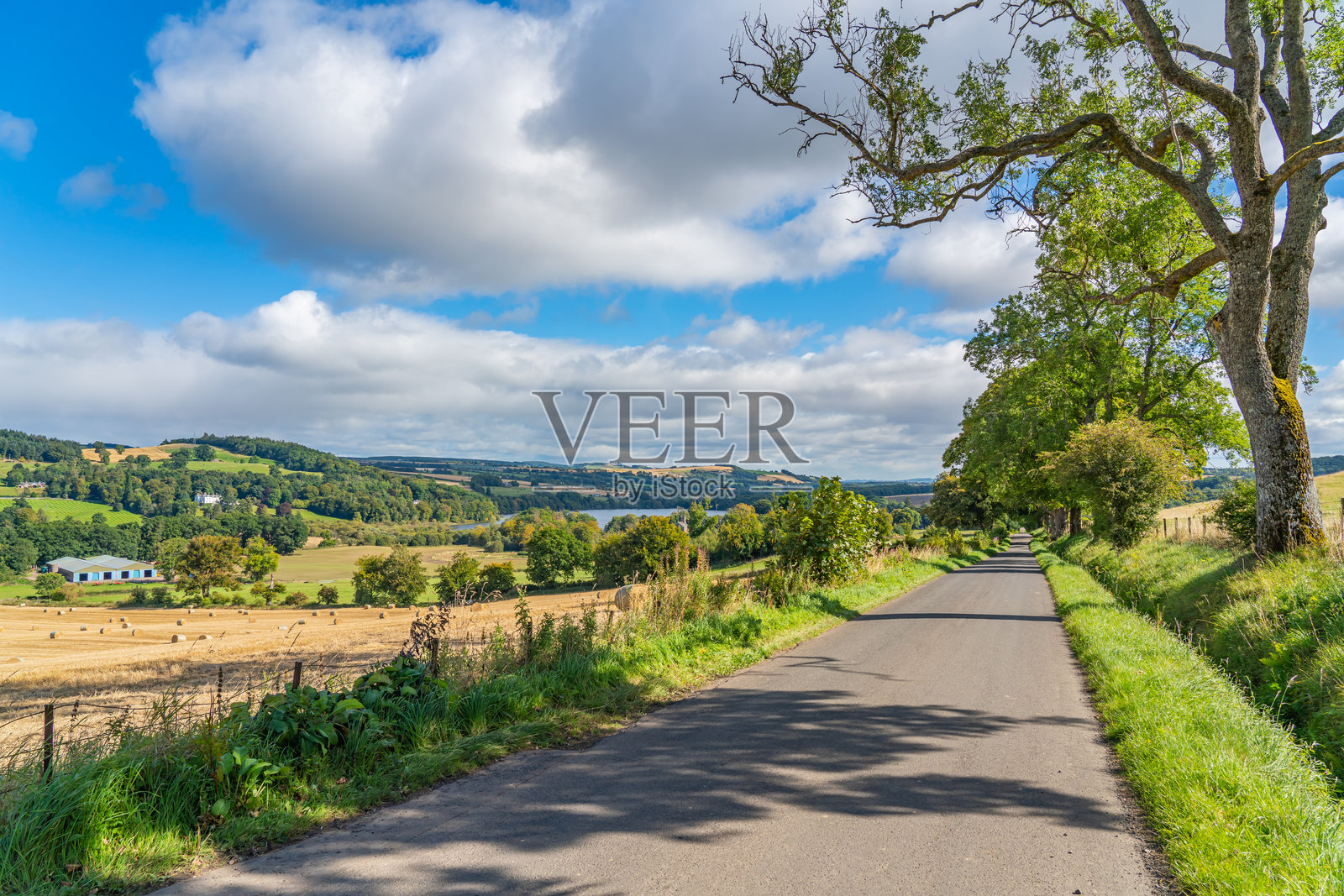 苏格兰格拉米斯的风景，蓝天和一些云朵照片摄影图片