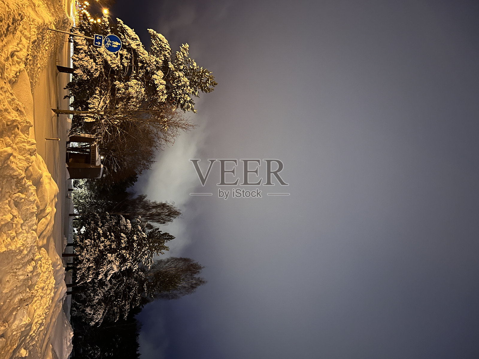 冬季夜景中的风景照片摄影图片