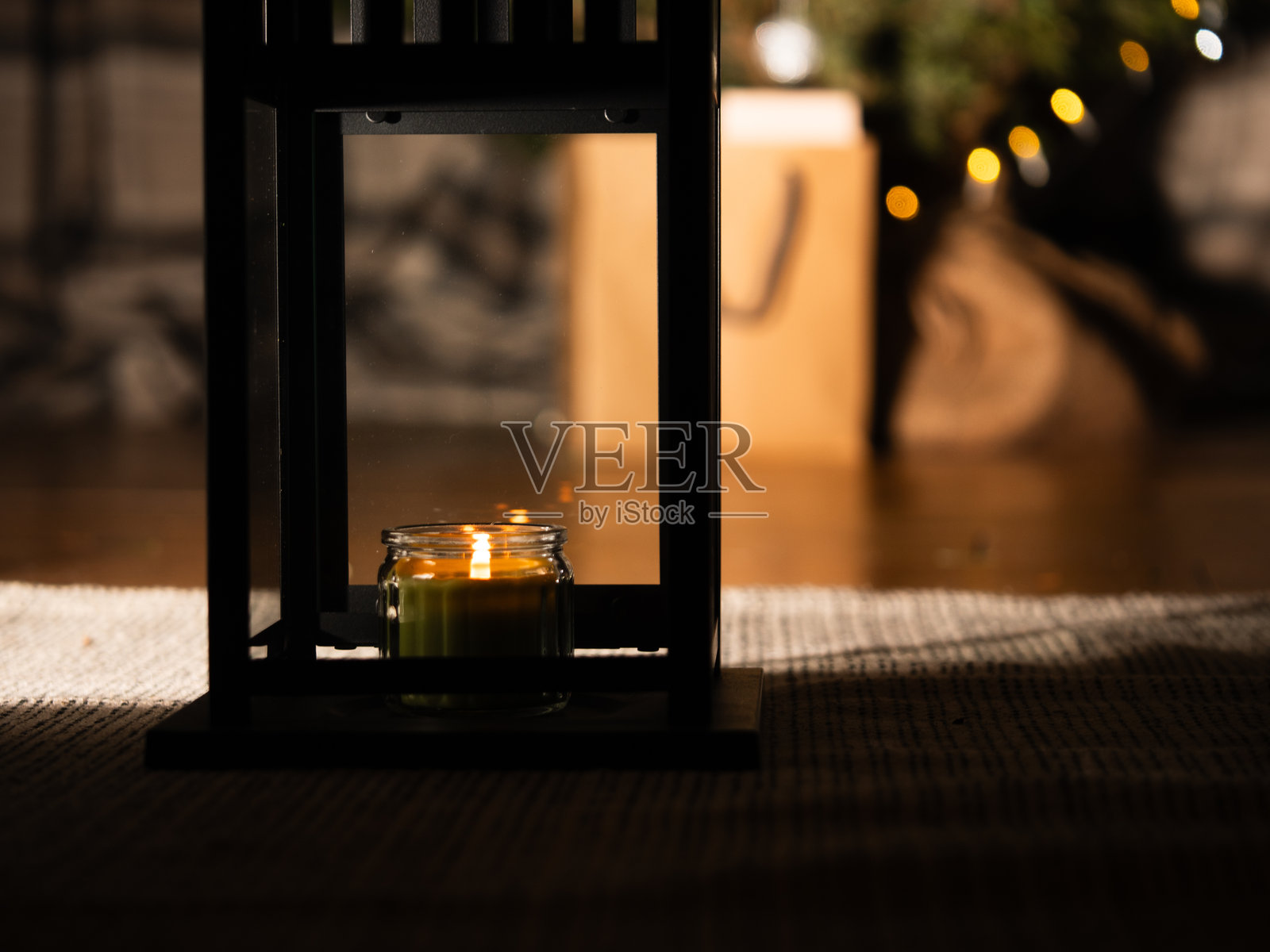 圣诞背景下的灯笼里的蜡烛照片摄影图片