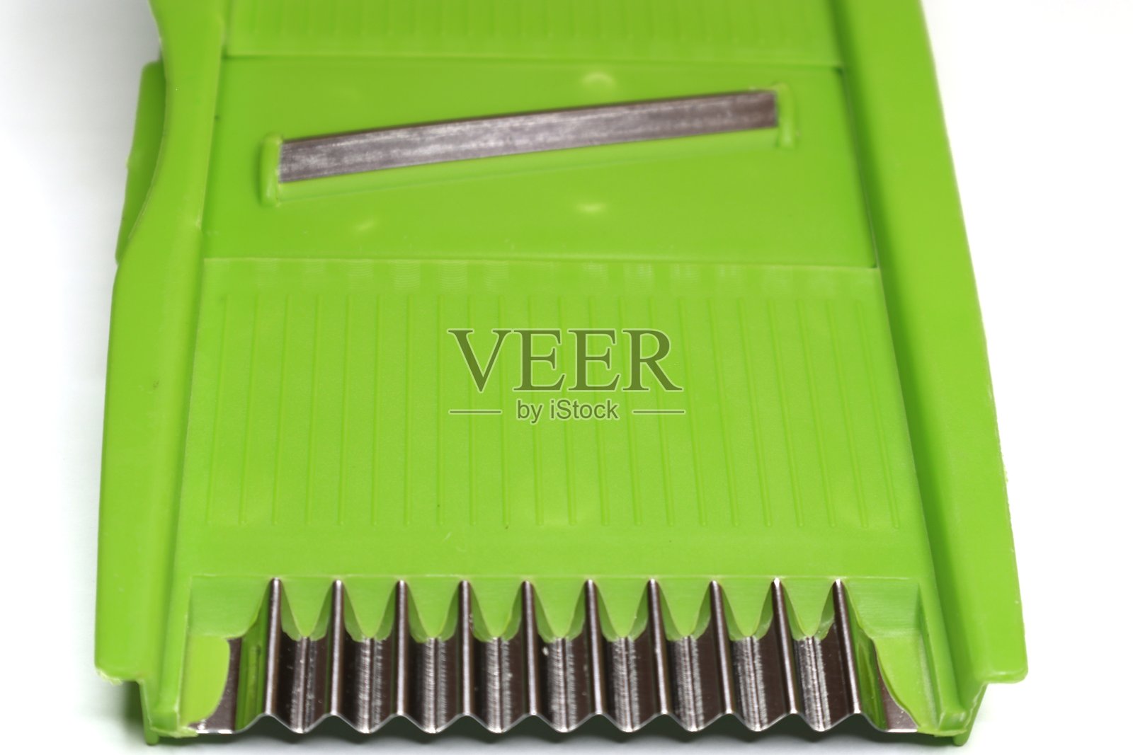 一款带有锋利边缘的矩形光栅装置被拍摄在纯白色背景下。照片摄影图片