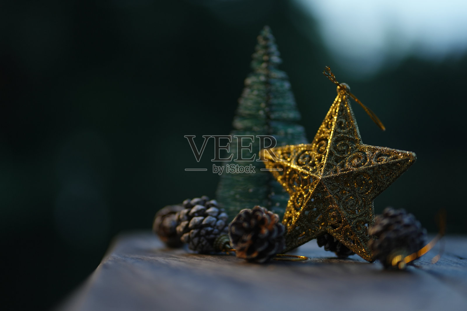 圣诞树和圣诞装饰品，快乐的圣诞节庆祝活动。照片摄影图片