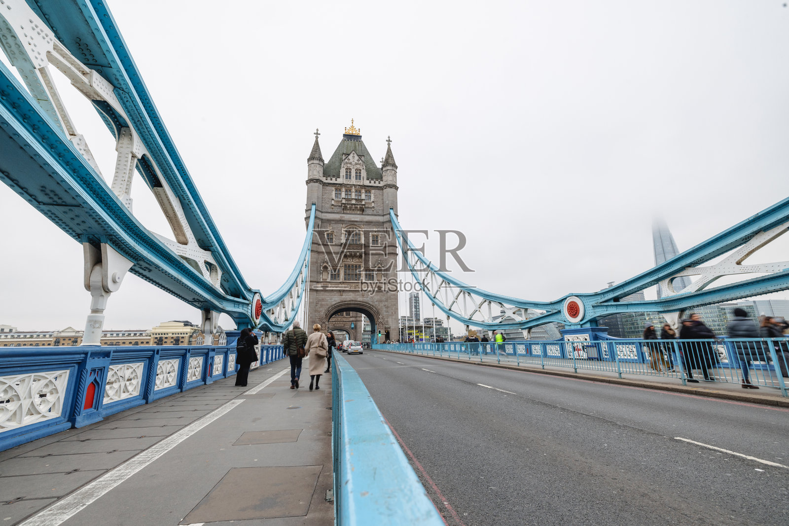 在伦敦塔桥上散步的西班牙裔游客照片摄影图片