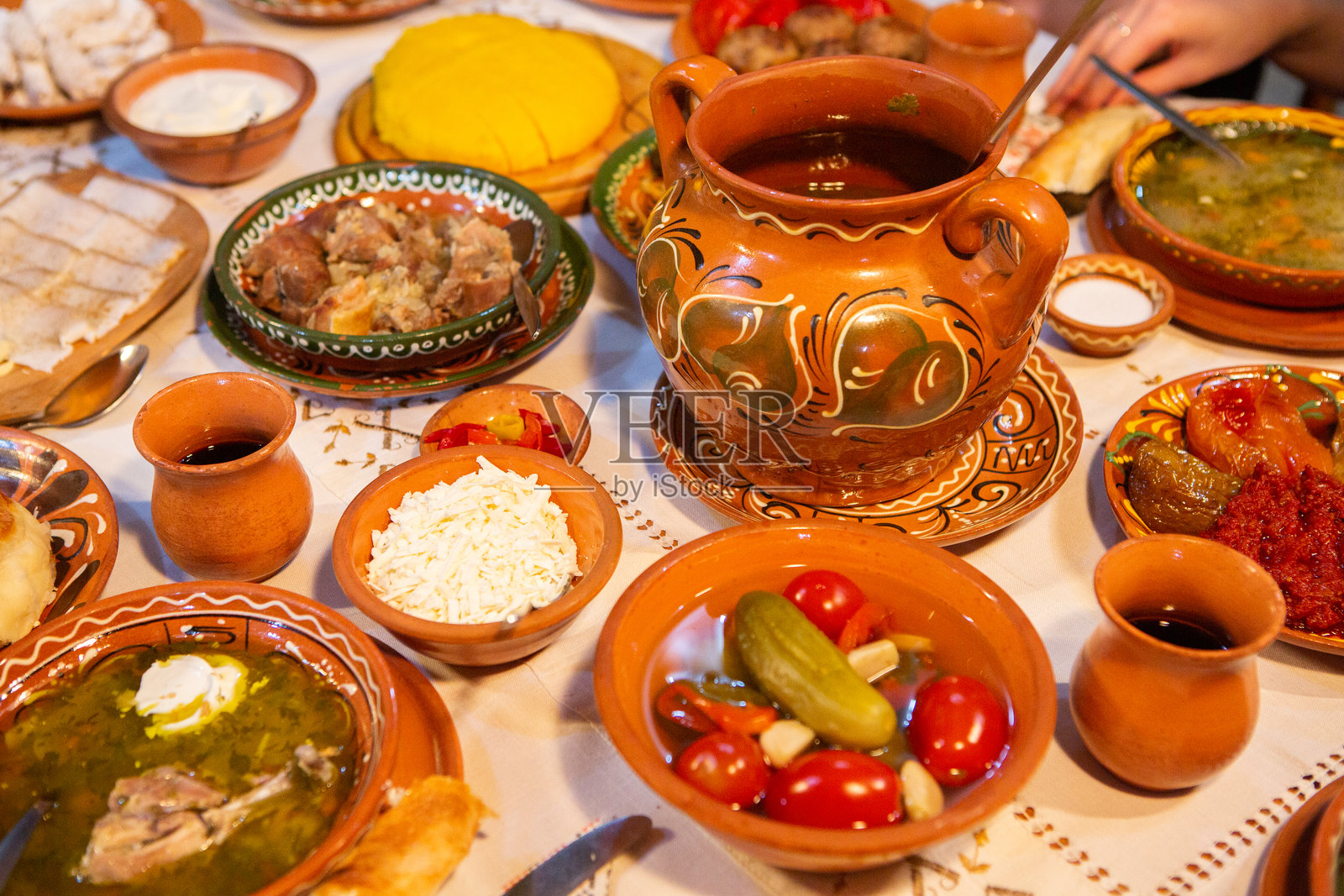 摩尔多瓦共和国一家乡村餐厅提供的新鲜传统罗马尼亚美食。照片摄影图片