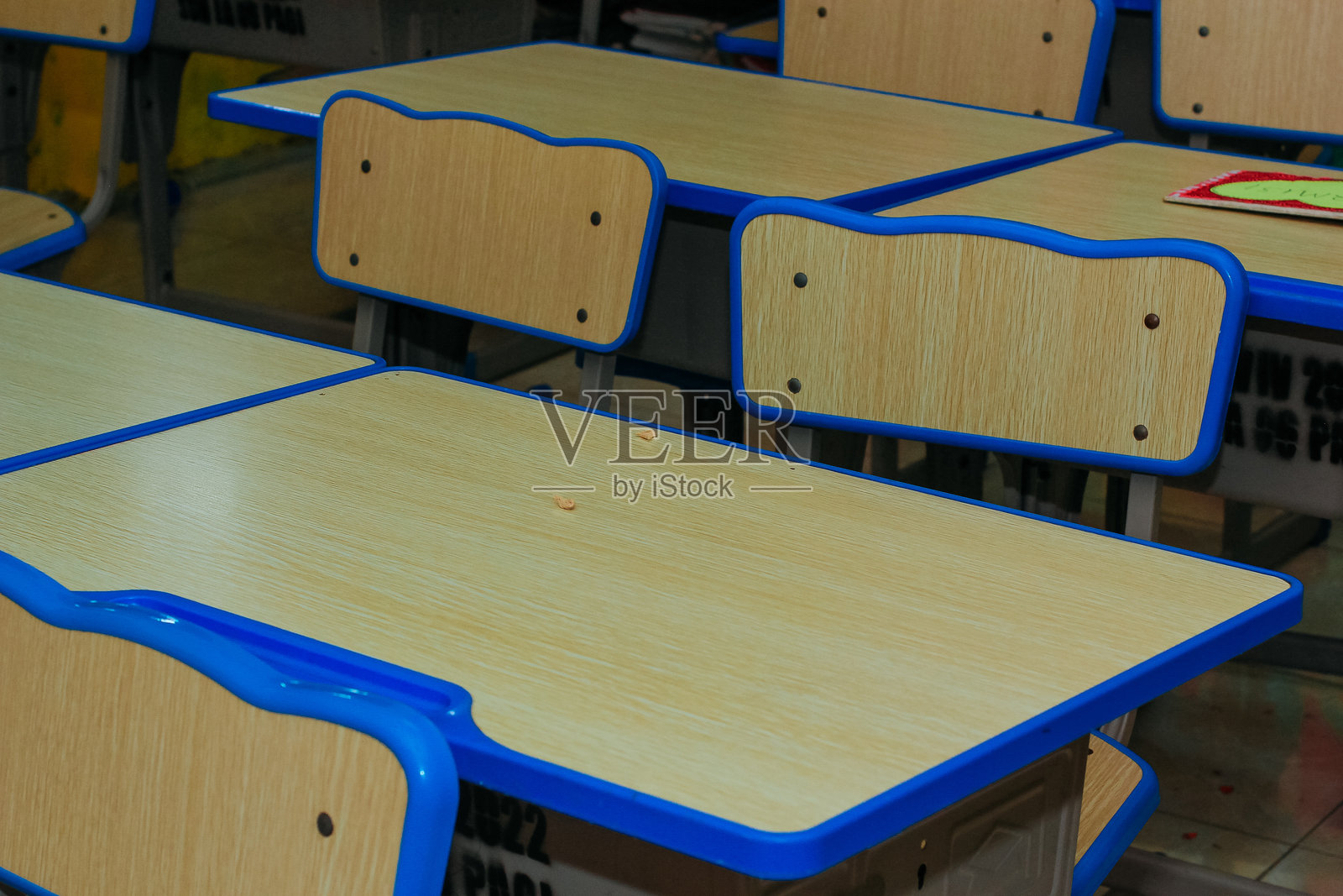 学习用的椅子和桌子照片摄影图片