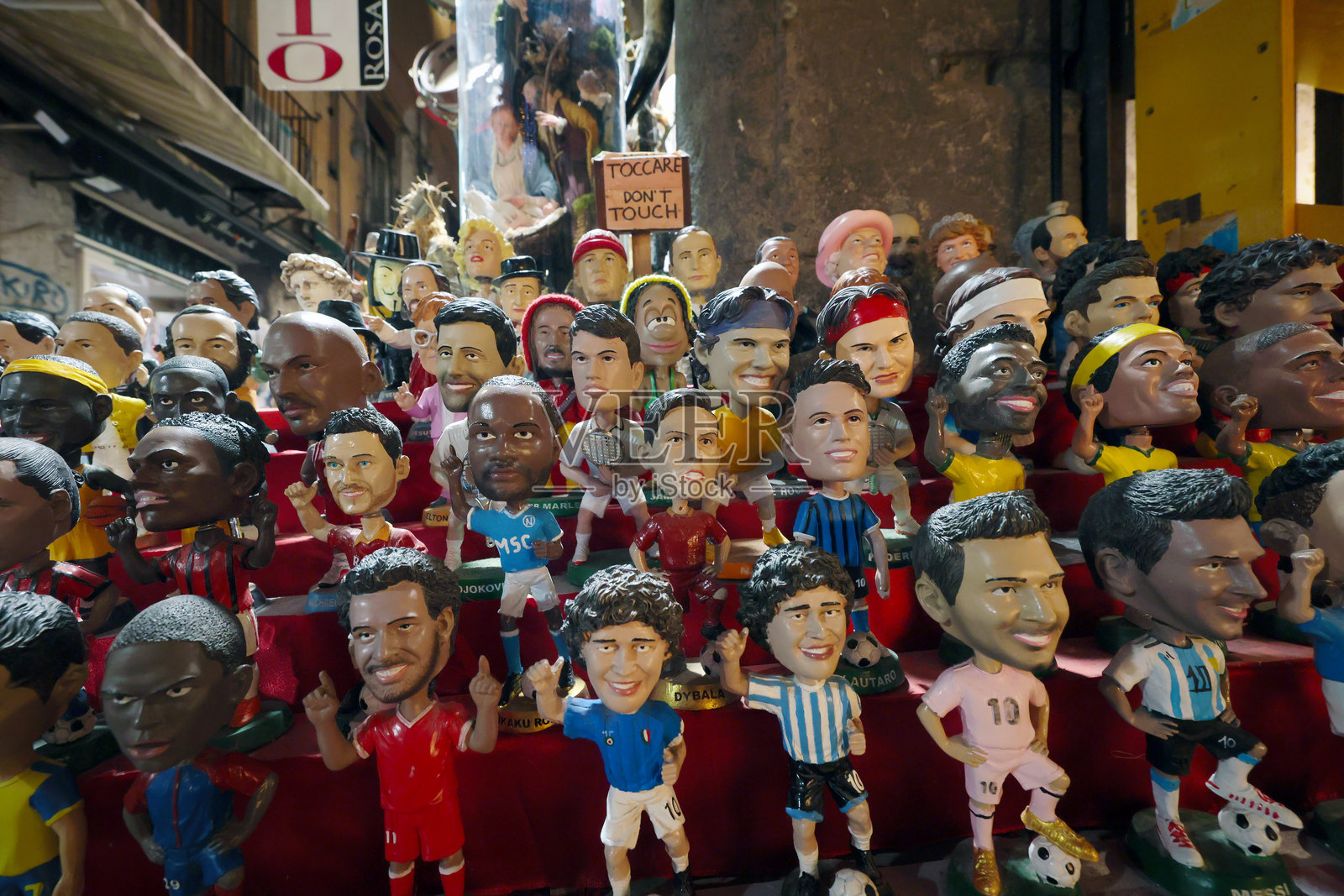 来自世界各地的名人手工雕像，在意大利那不勒斯的圣诞市场出售。照片摄影图片