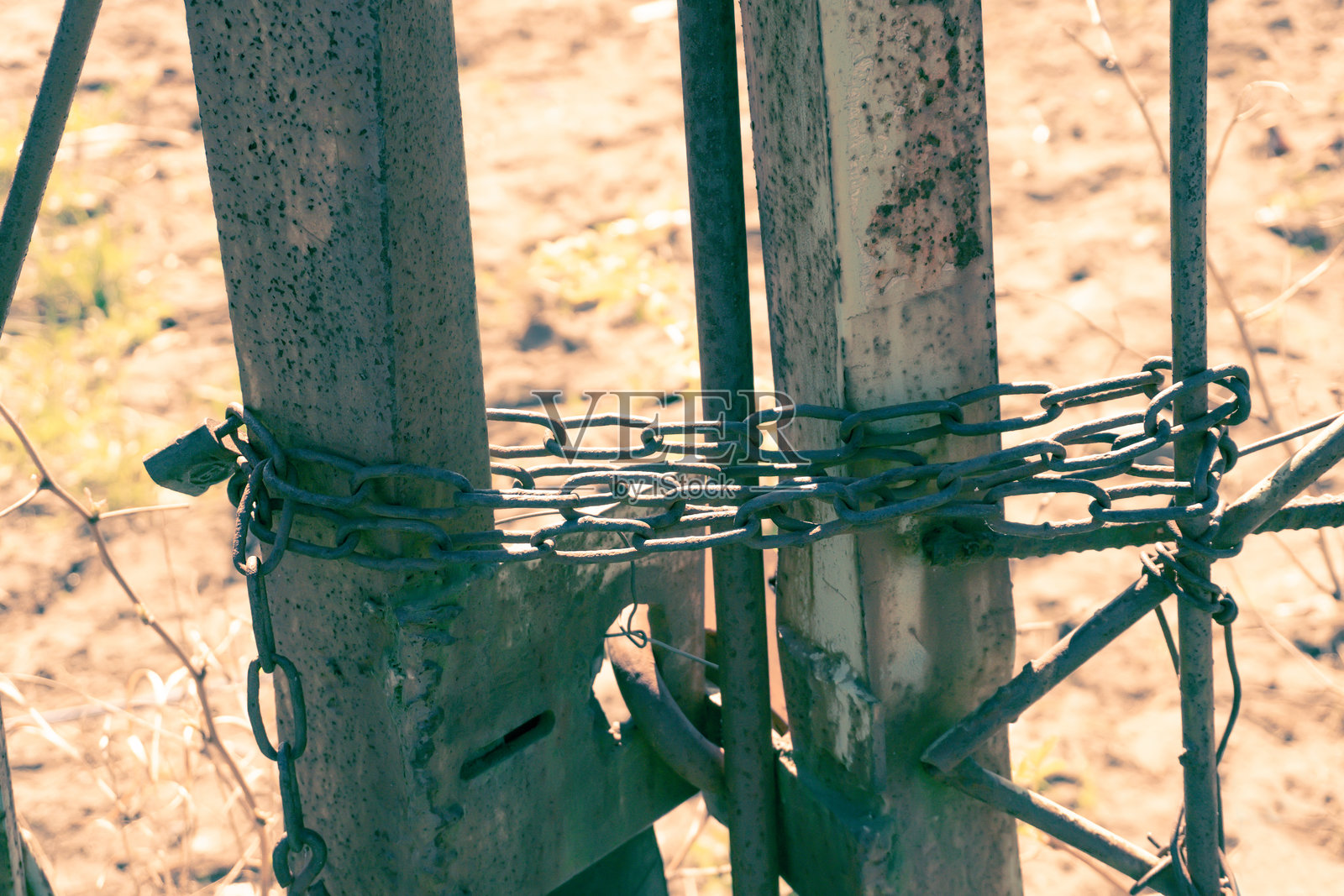 用链条包裹并锁住的门照片摄影图片