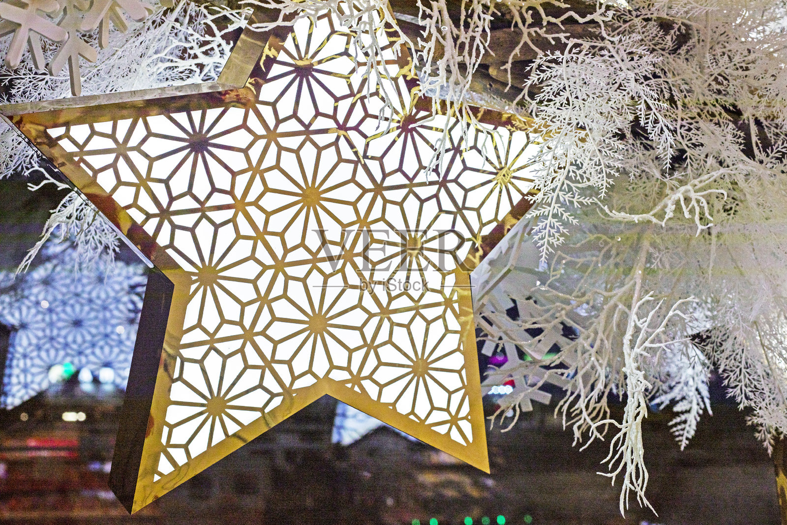 美丽的星形灯笼，室内装饰着节日装饰品照片摄影图片