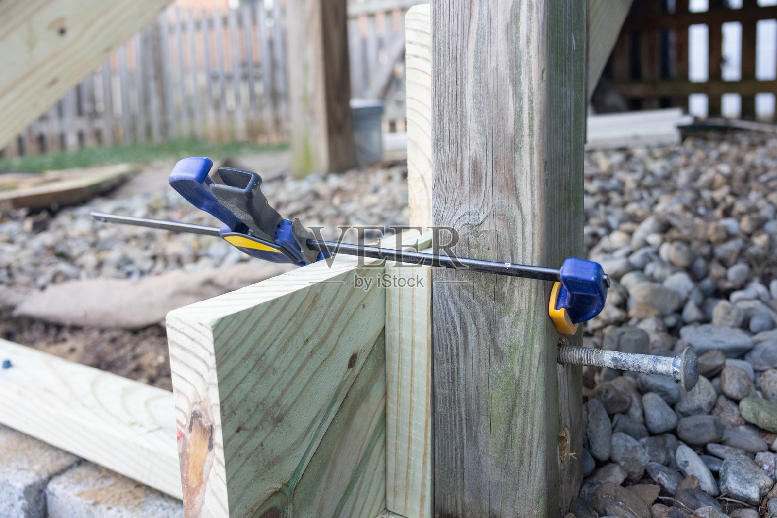 夹紧楼梯梁 - 木工照片摄影图片