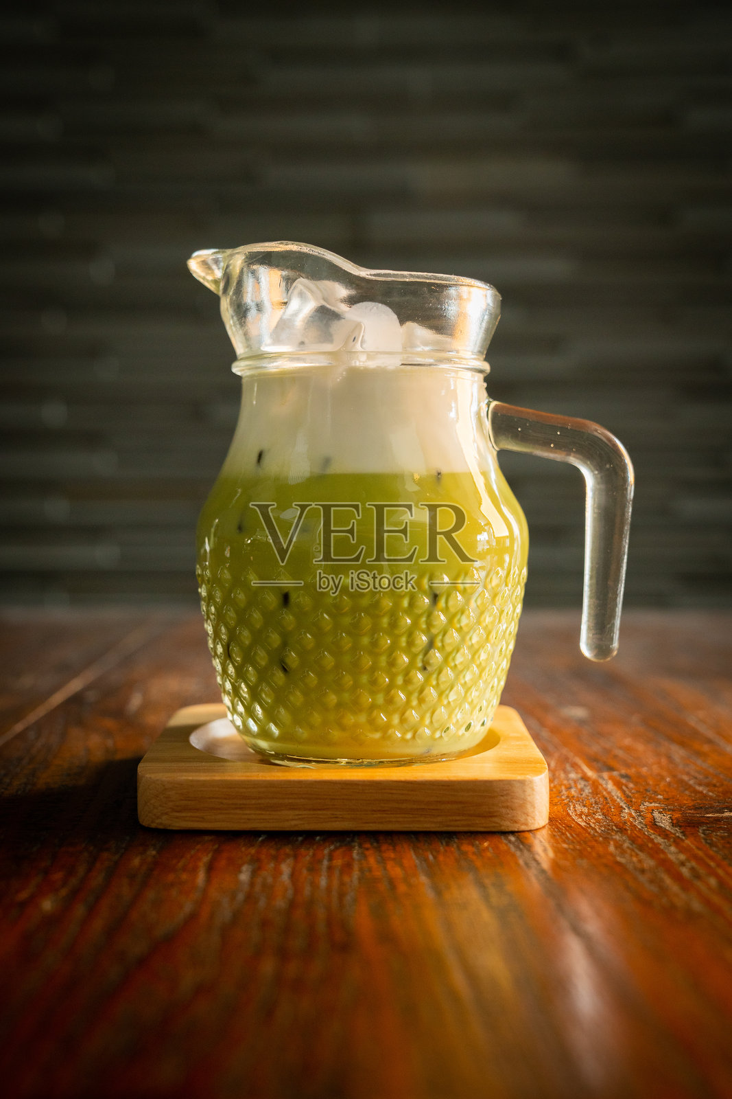 冰块冷绿茶放在木质杯垫上照片摄影图片