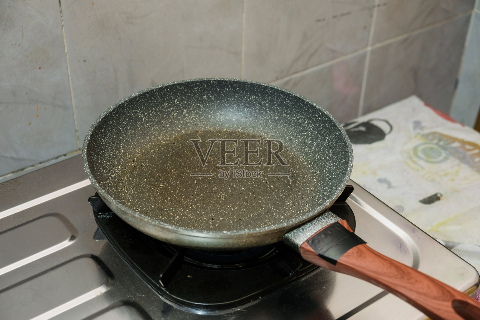 厨房里炉子上的不粘特氟龙煎锅。照片摄影图片