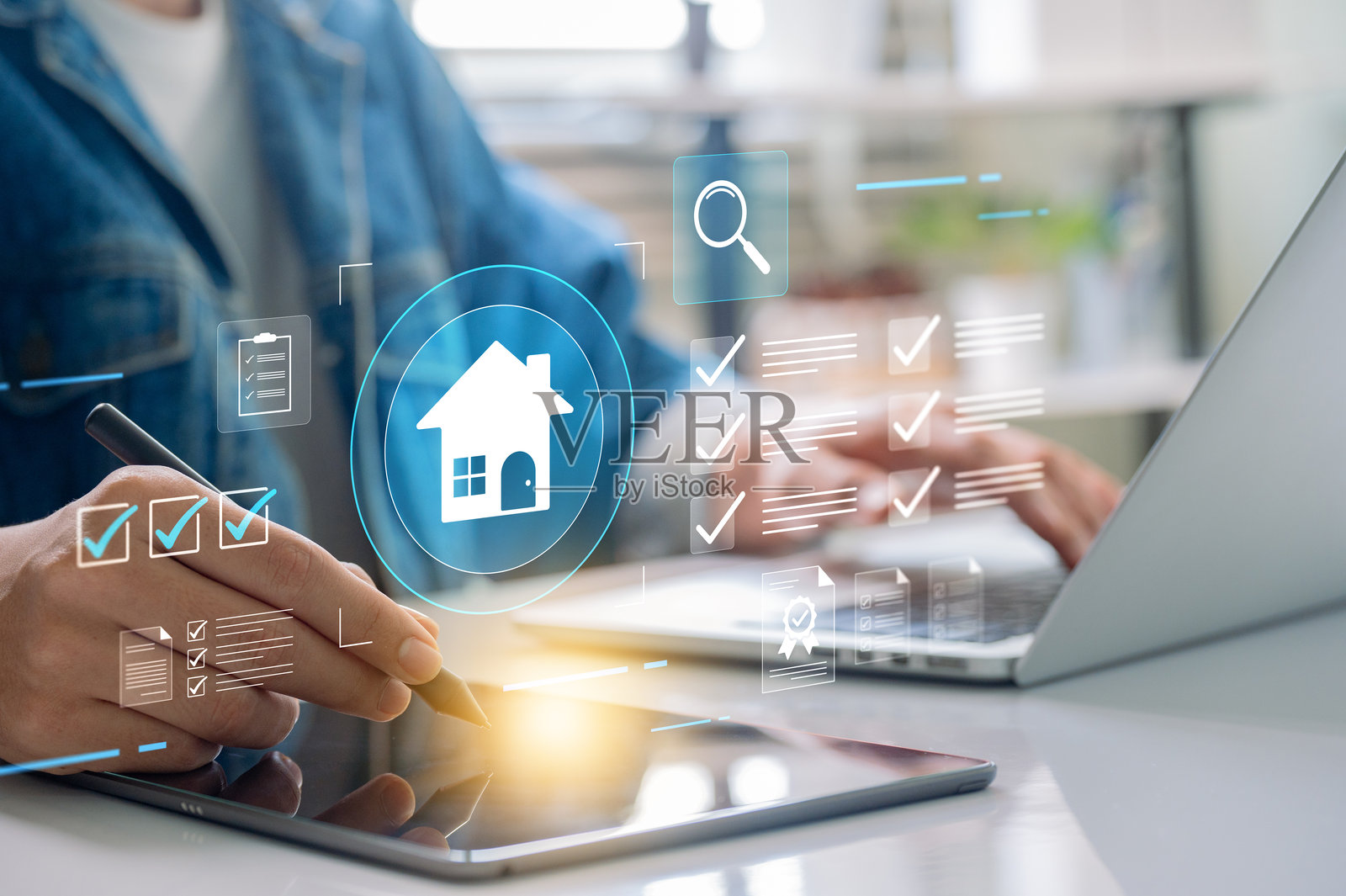 房地产管理。使用平板电脑管理房地产任务，配有互动数字检查清单、房屋图标和投资工具，以实现高效的物业管理和项目组织。照片摄影图片