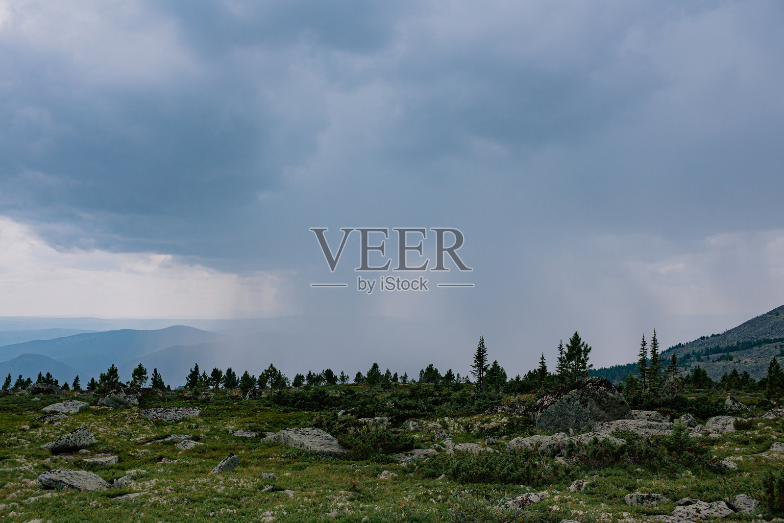 山中天气变化，雷云带来了如墙般的暴雨。夏日徒步旅行中的自然风光。照片摄影图片