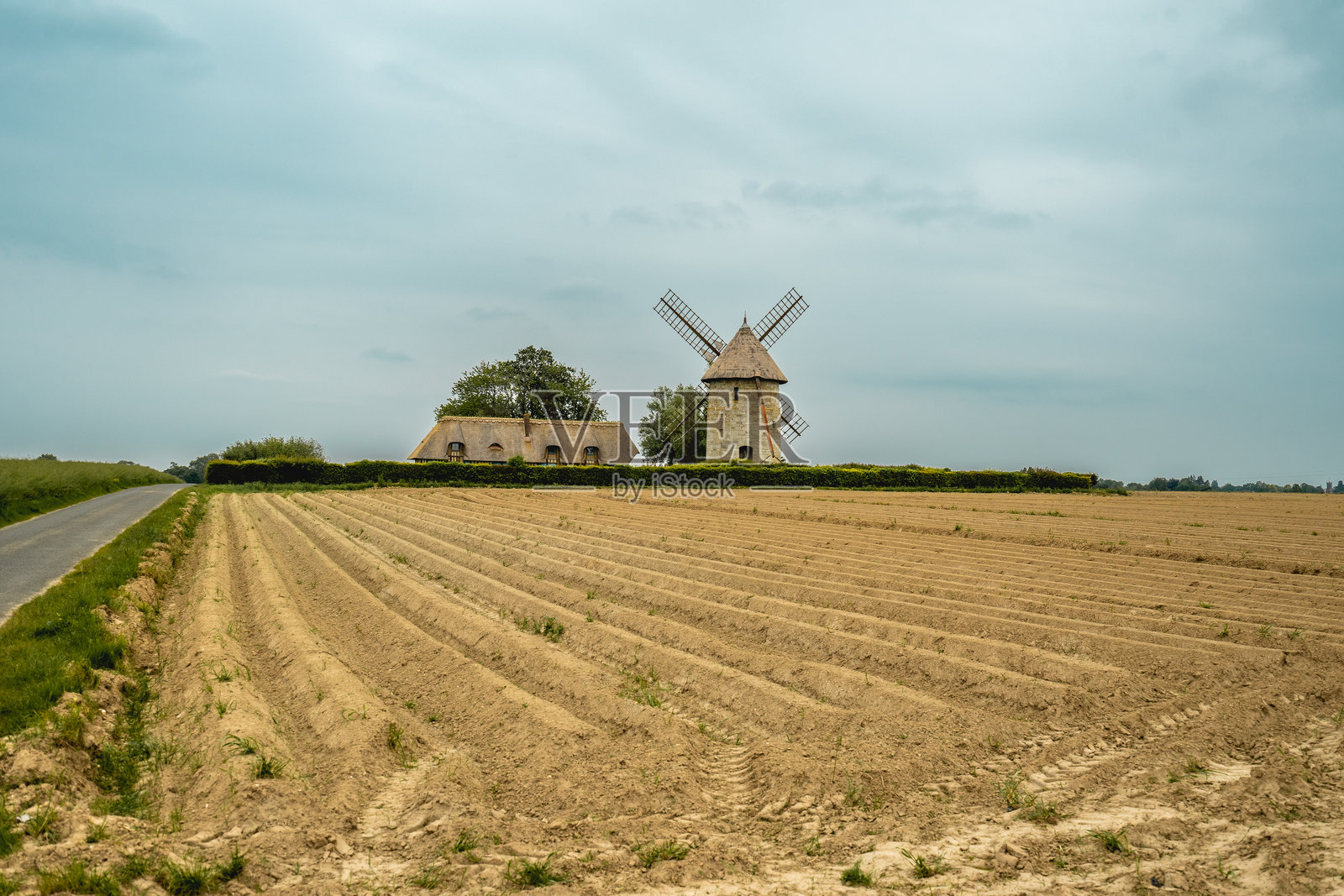 Hauville的古老风车石磨照片摄影图片