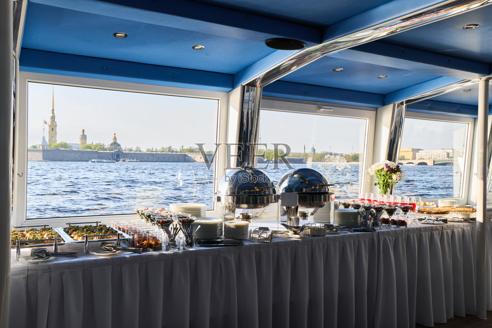 优雅的宴会布置，享有迷人的河景，带来难忘的体验照片摄影图片