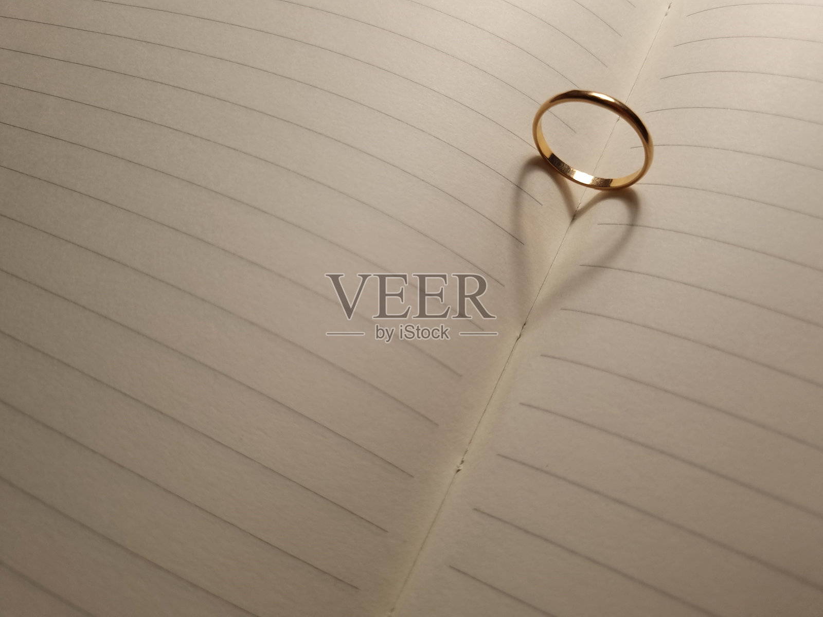 戒指上的爱心符号的阴影照片摄影图片