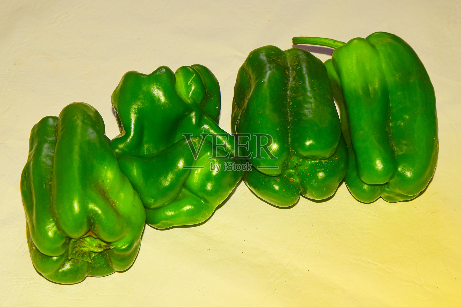 桌子上的青椒照片摄影图片