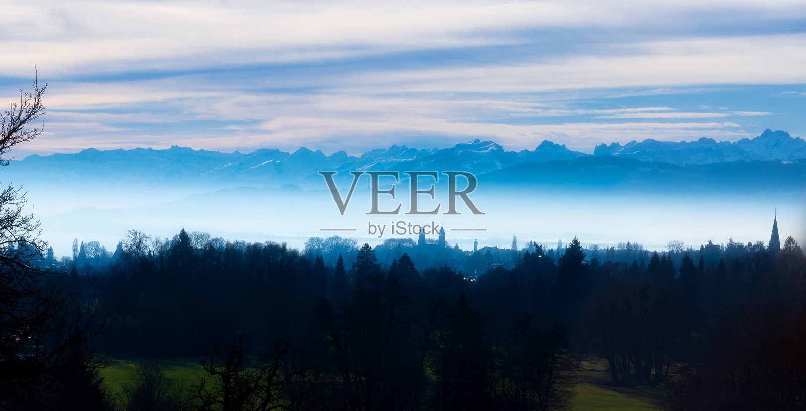 德国巴伐利亚州湖上晨雾中的林道轮廓照片摄影图片