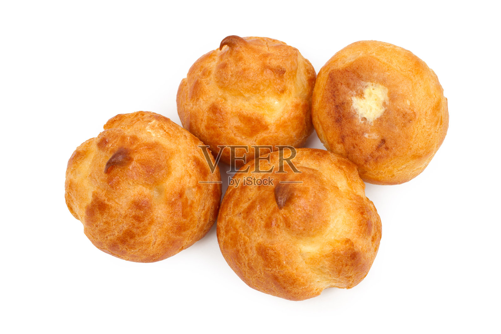 白色背景上的奶油泡芙。照片摄影图片