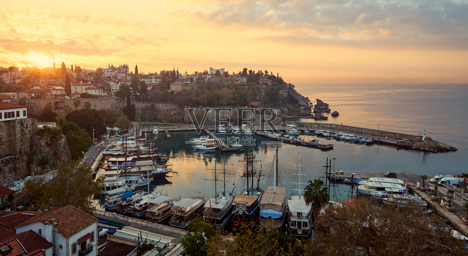 土耳其安塔利亚市的码头照片摄影图片