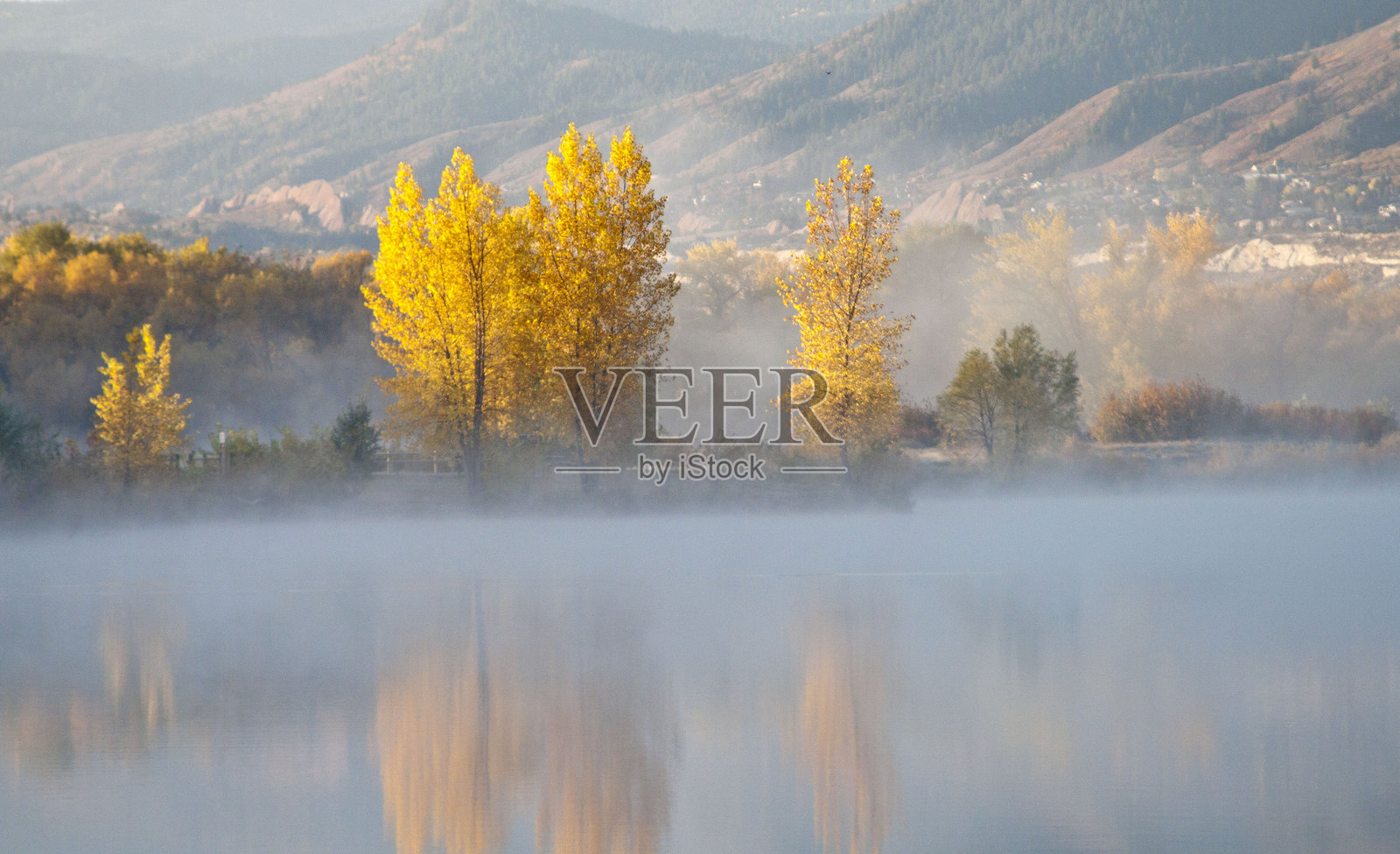 湖边美丽的秋晨照片摄影图片