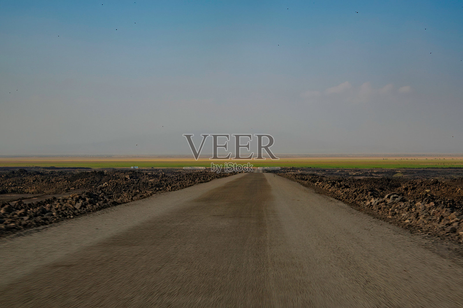 稀疏非洲景观中的道路照片摄影图片