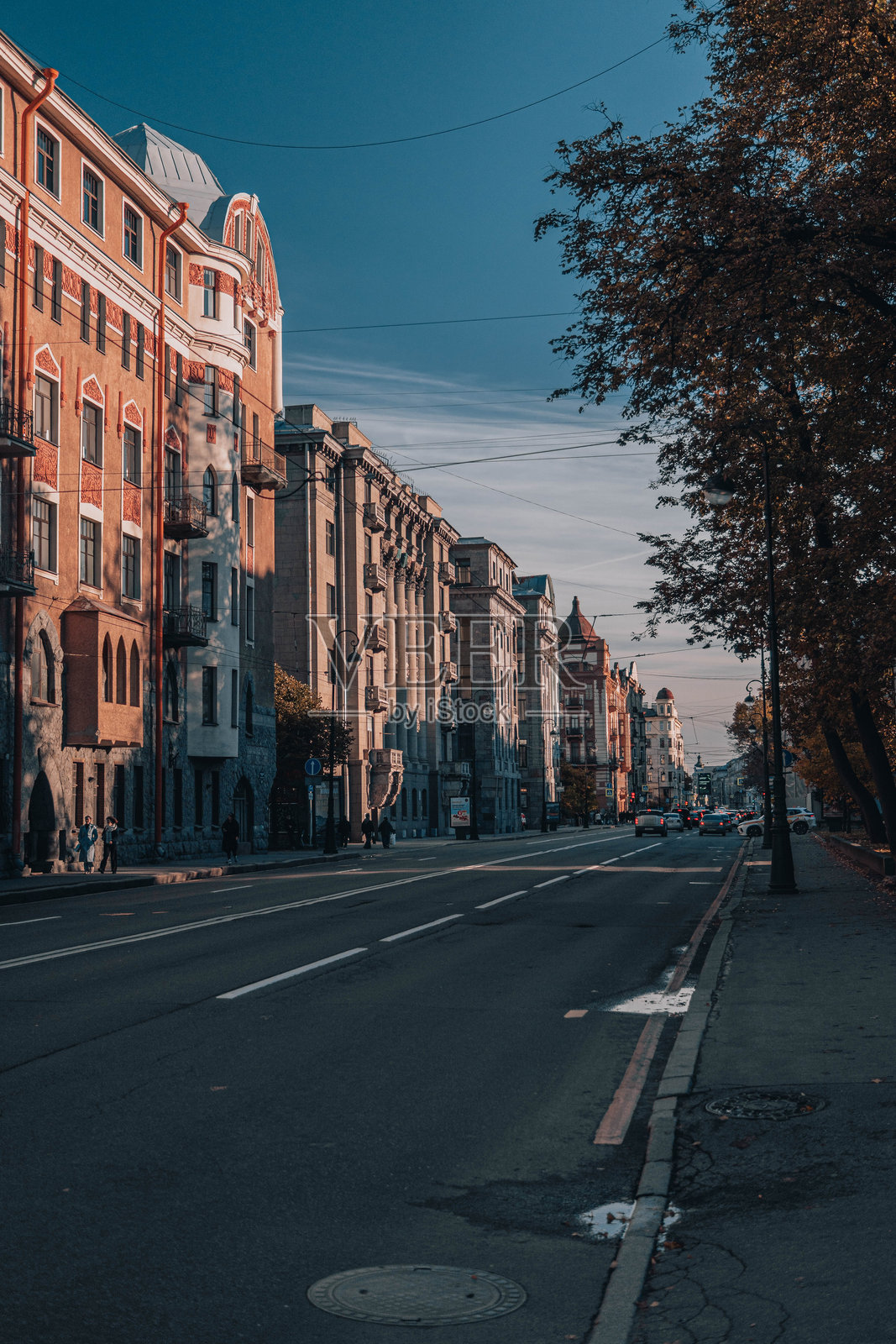 柔和晚光下的历史建筑街道照片摄影图片