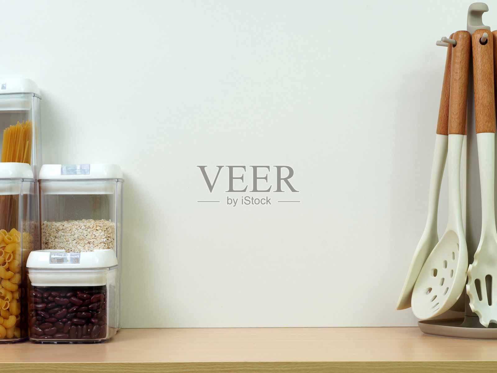 木质厨房台面上的空白墙面，适合留白空间照片摄影图片