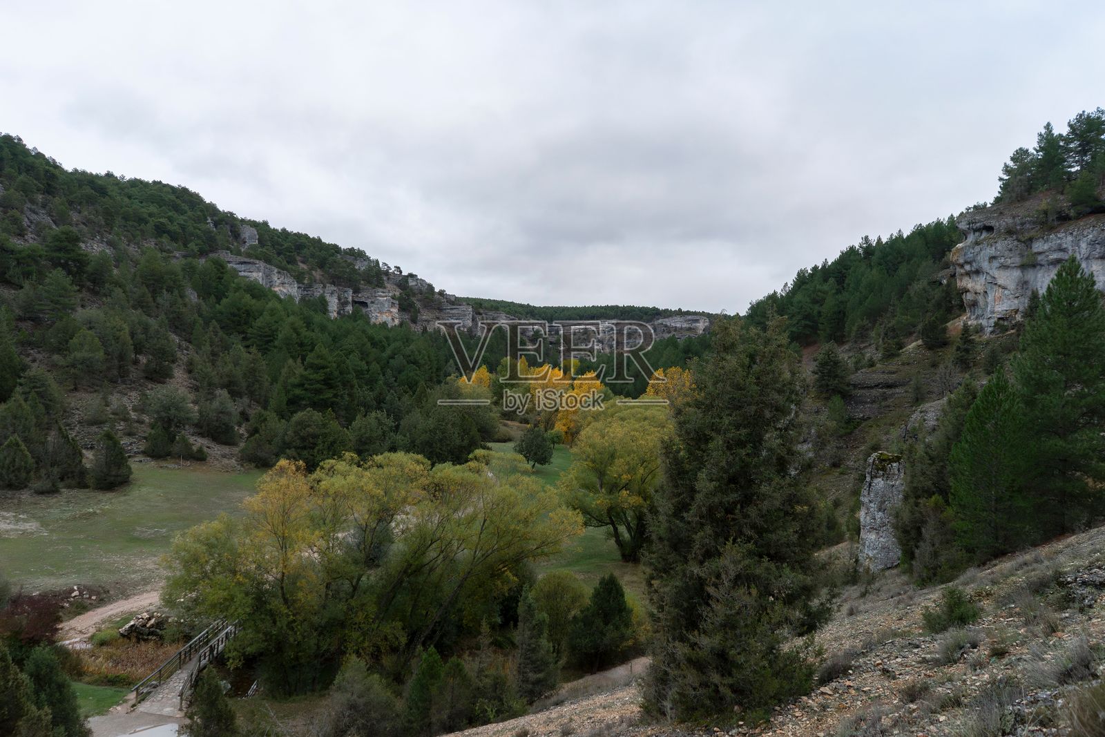 洛博河峡谷附近的秋季风景，山脉呈喀斯特地貌。照片摄影图片
