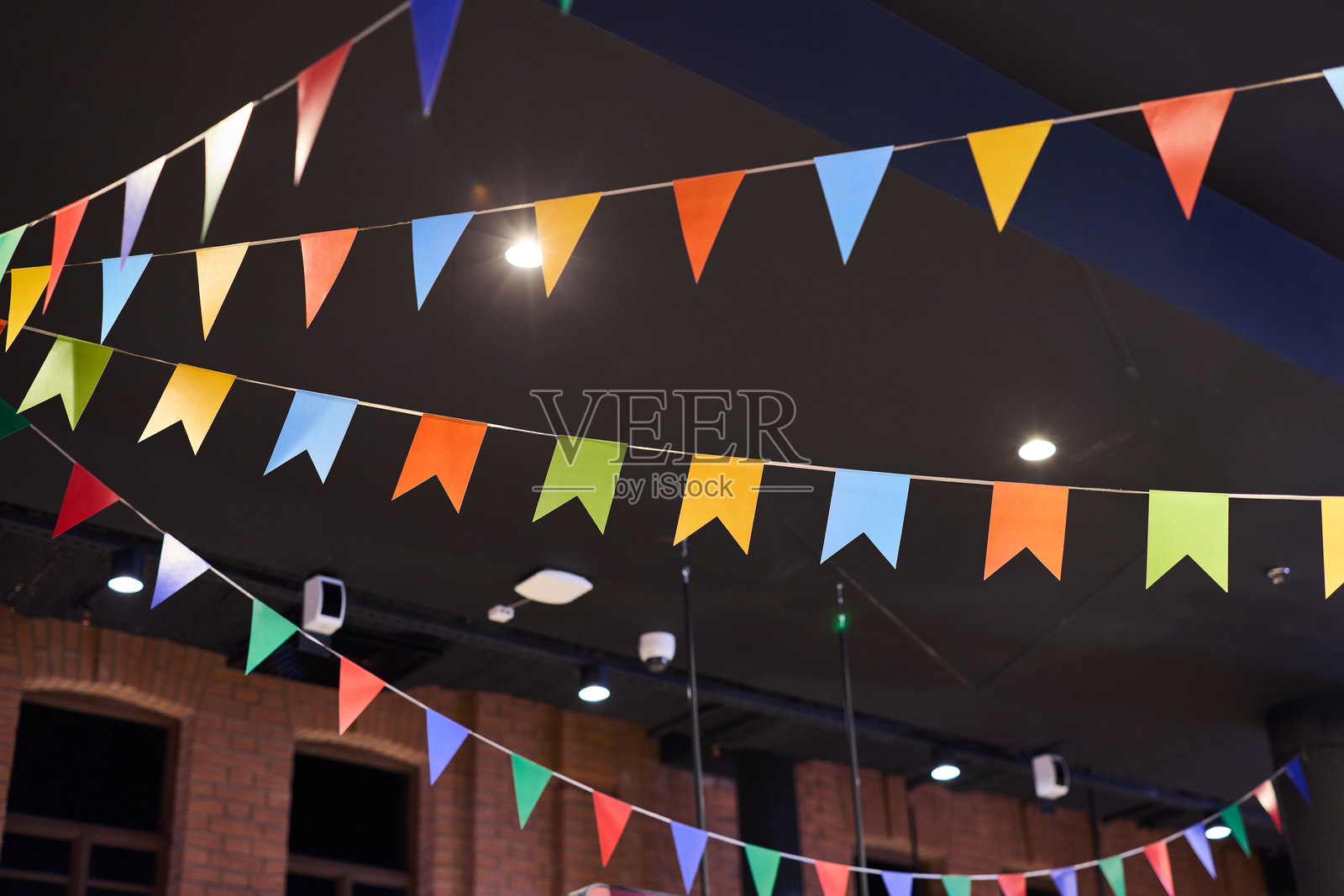 鲜艳多彩的彩旗装饰，完美提升室内空间氛围照片摄影图片