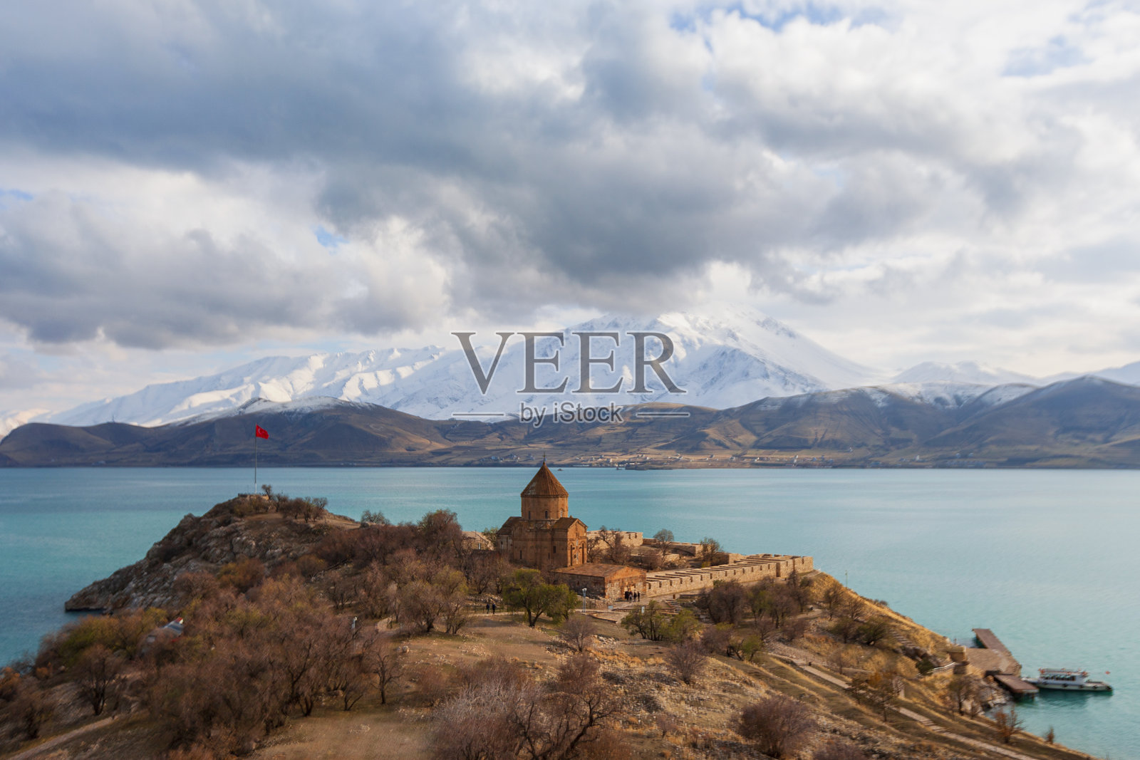 安纳托利亚的历史建筑，包括清真寺、桥梁、客栈、学校、道路和现代城市的城墙。干涸河流中的历史文物、干旱、人口密度和空气污染。照片摄影图片