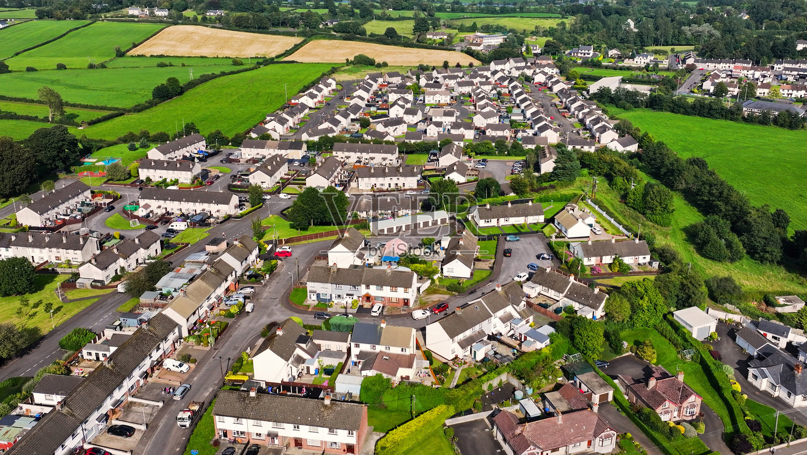 北爱尔兰德里郡基尔雷亚村的住宅、联排别墅和商业区的鸟瞰图照片摄影图片