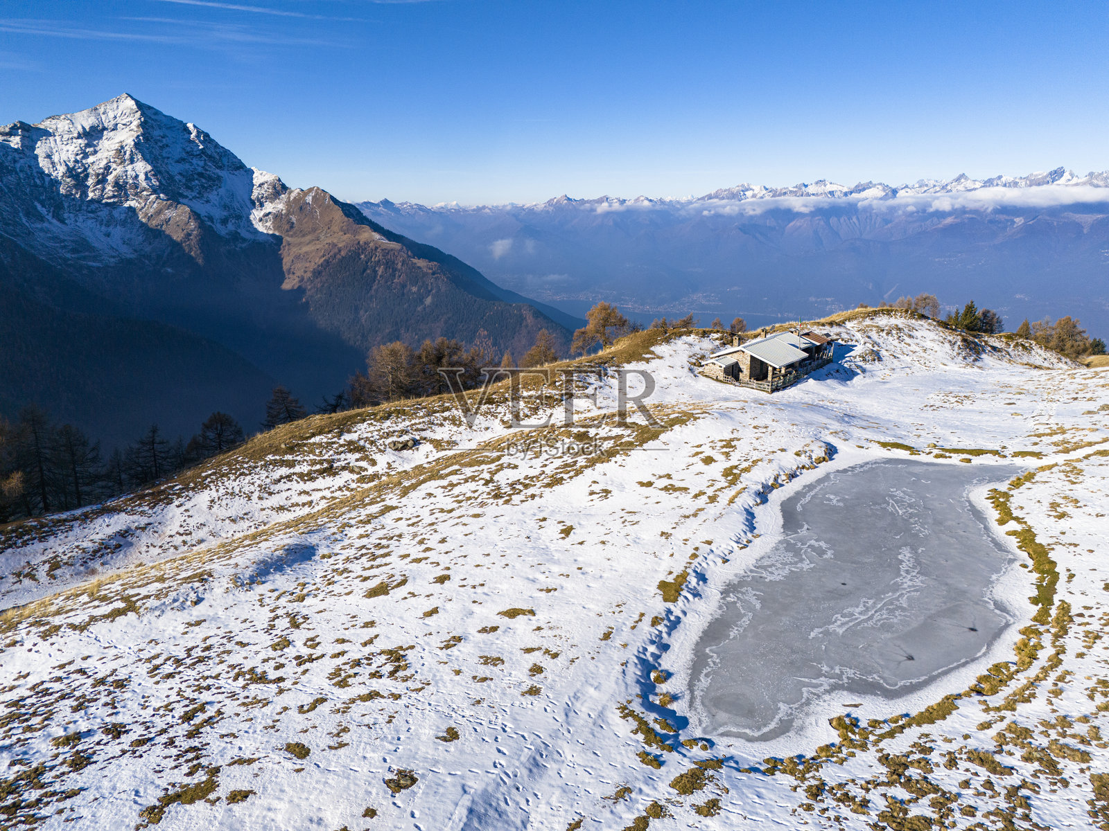阿尔佩·皮亚扎，瓦尔泰利纳下方，俯瞰湖泊及其临时营地。照片摄影图片