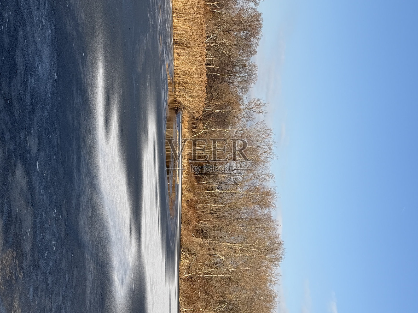 东北社区公园的冰冻河流照片摄影图片