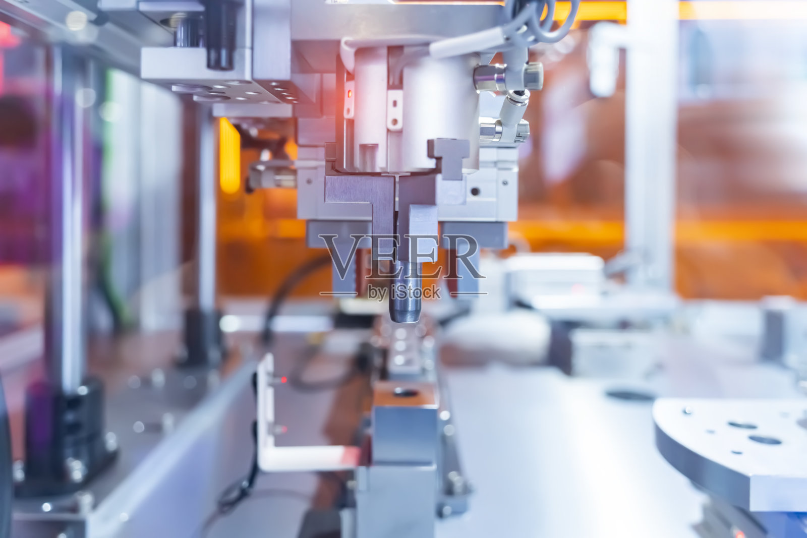 自动夹具臂拾取和放置金属零件，制造业，工业，工程，人工智能，自动化技术概念照片摄影图片