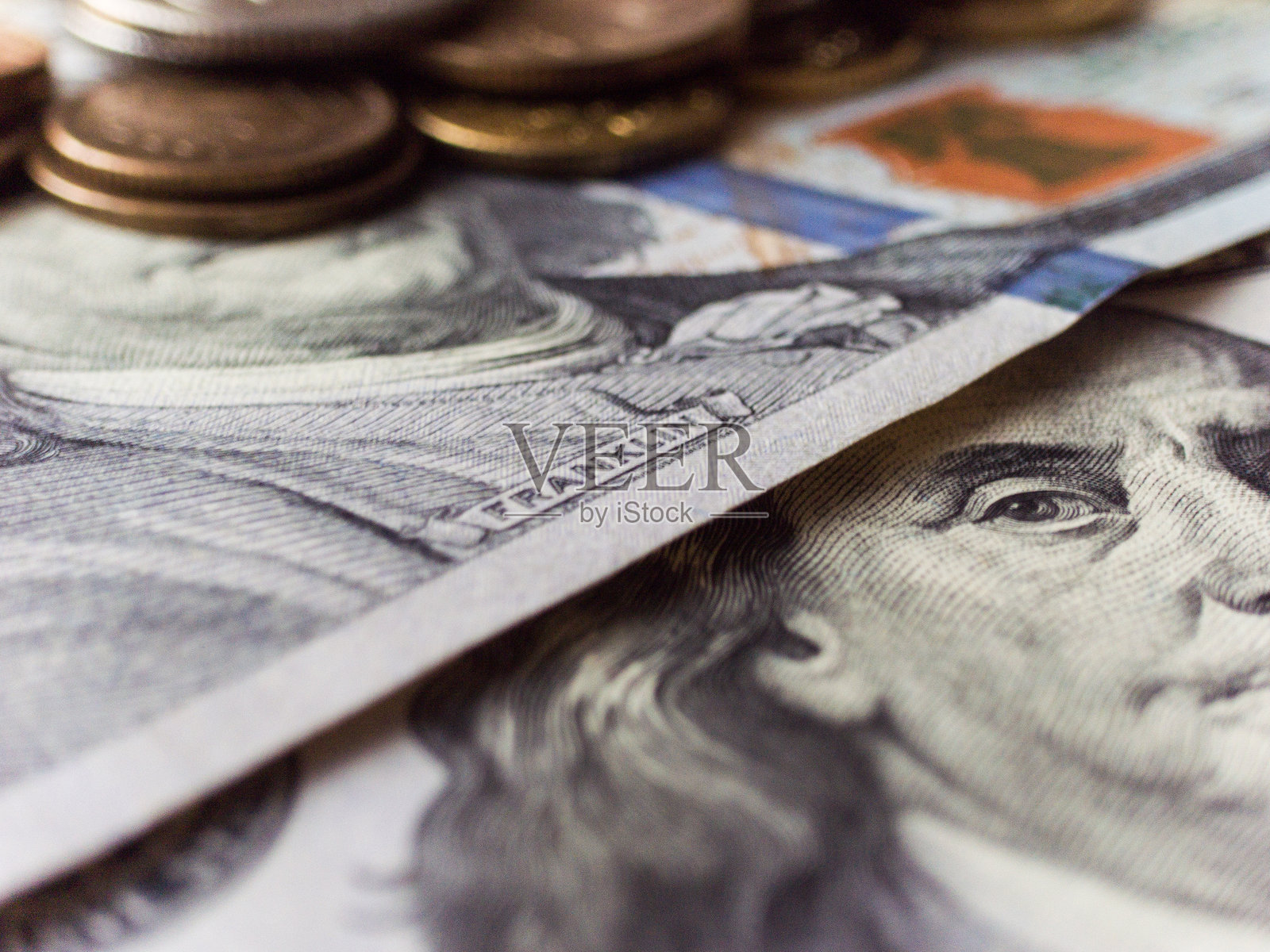 一叠印有富兰克林头像的美元钞票照片摄影图片