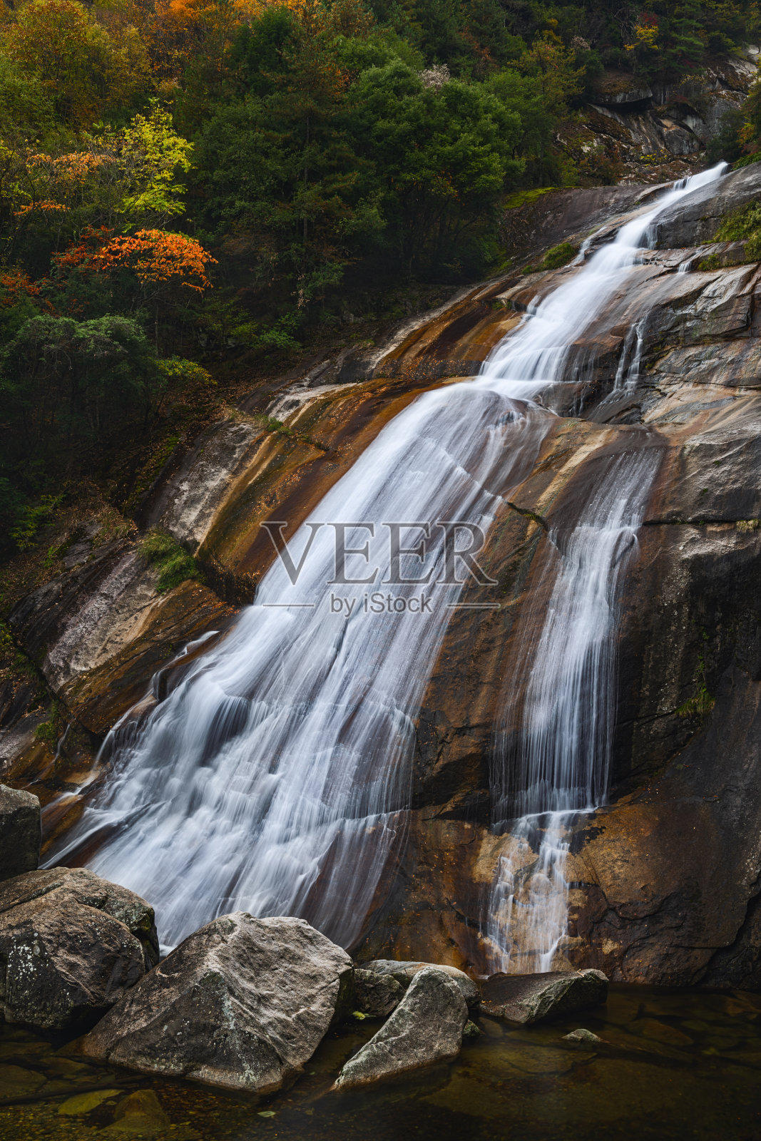 中国四川省巴中市光雾山风景区的红叶与溪流照片摄影图片