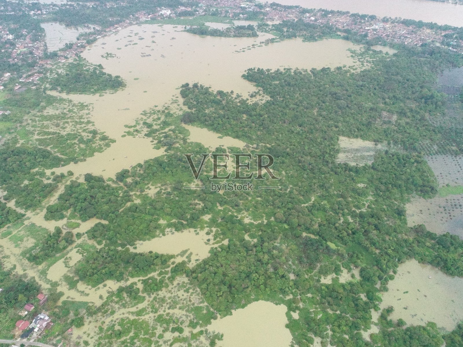 被淹没的森林和农田的鸟瞰图照片摄影图片