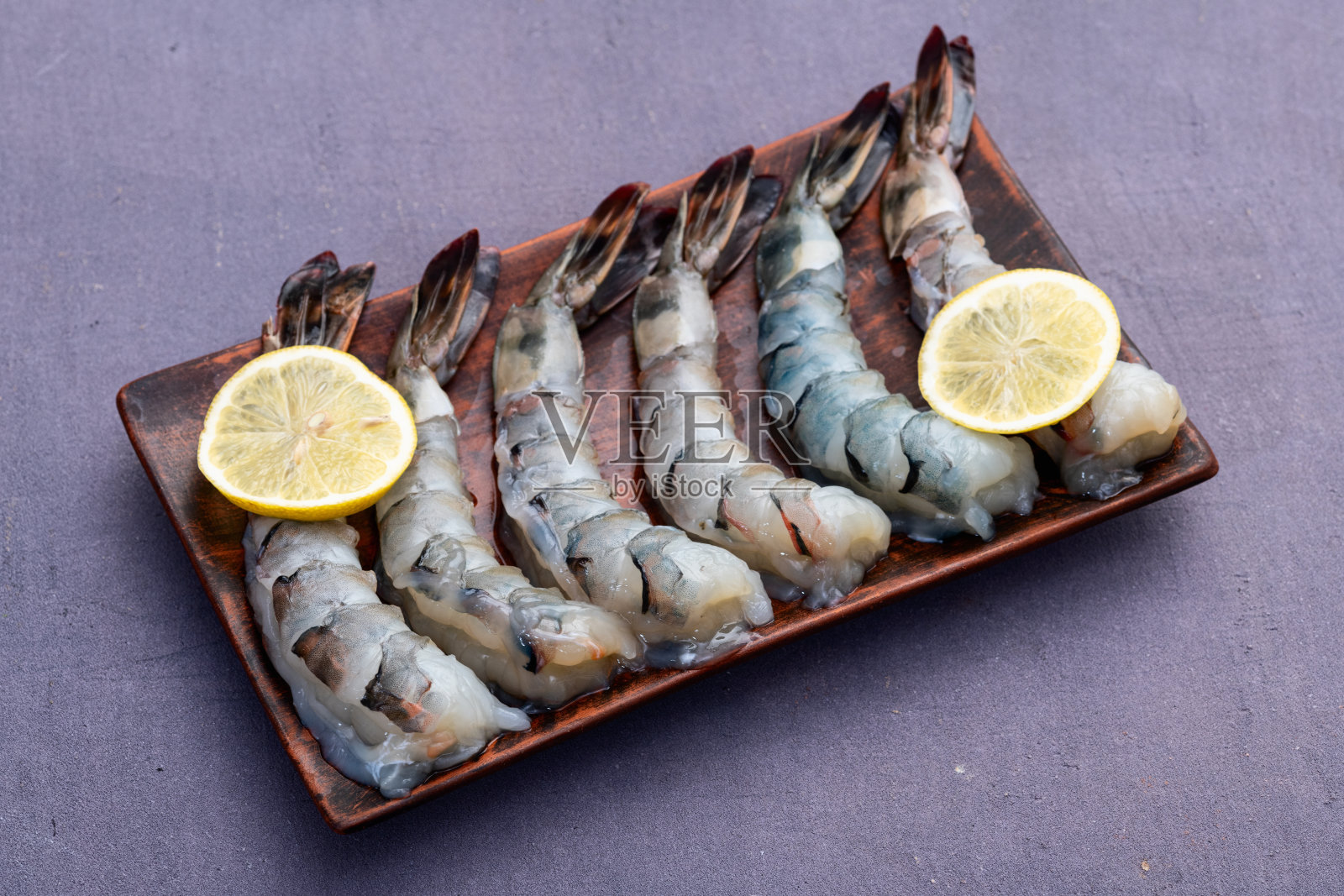 清洗、剥皮和去肠的大虎虾（国王虾）摄影。俯视图照片摄影图片