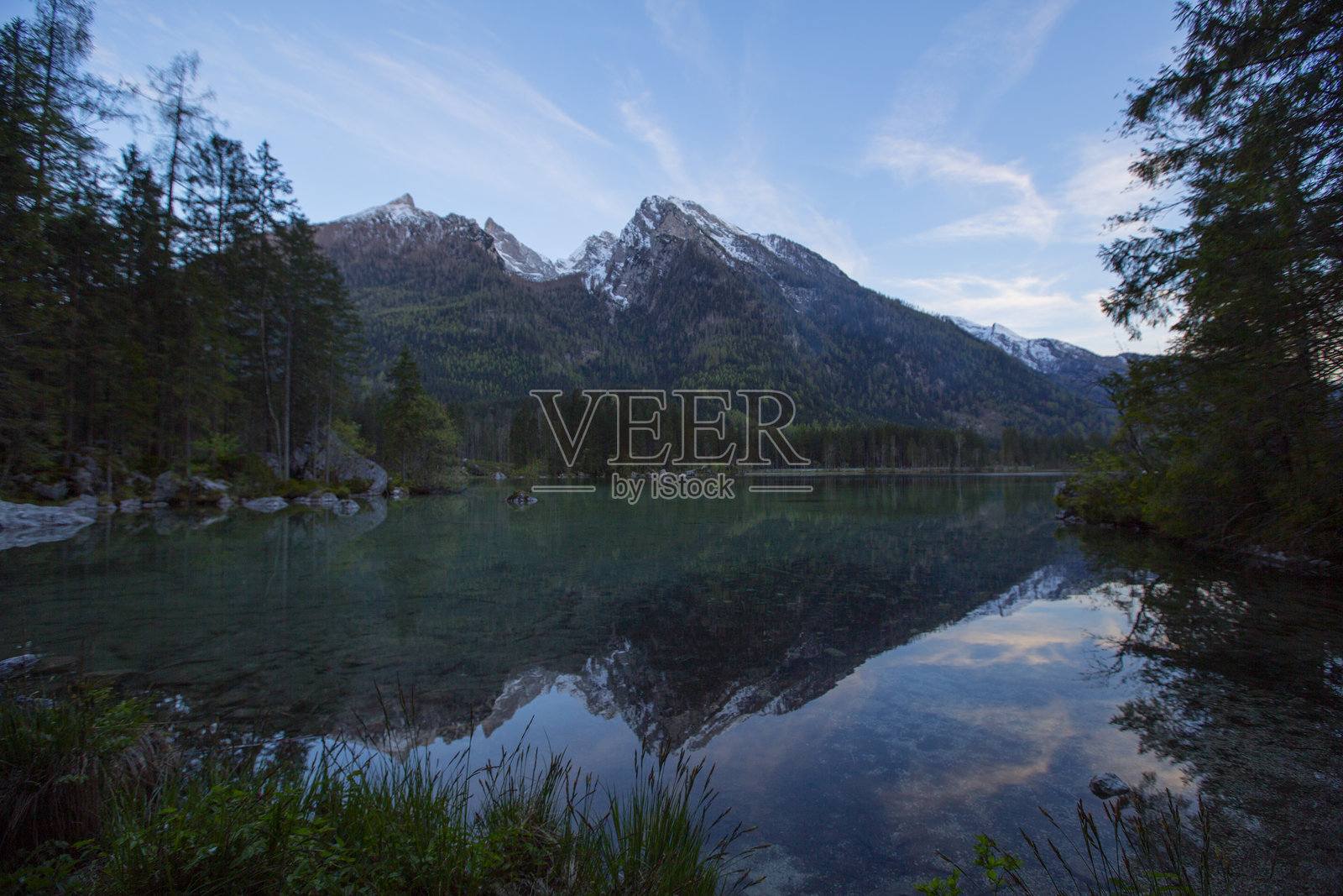 神秘的魔法森林中的汉特湖照片摄影图片