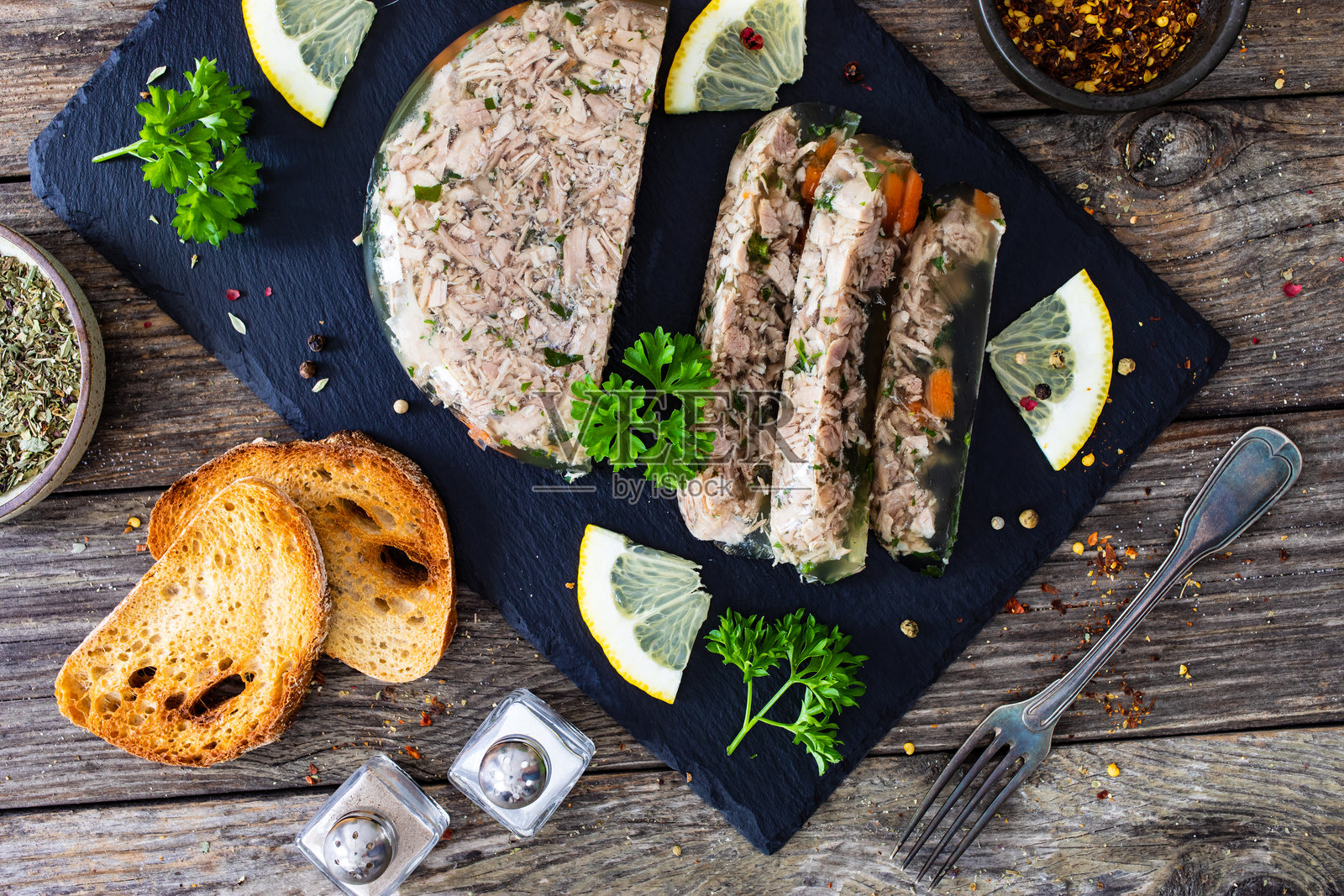 木桌上的肉冻、烤面包和新鲜蔬菜照片摄影图片