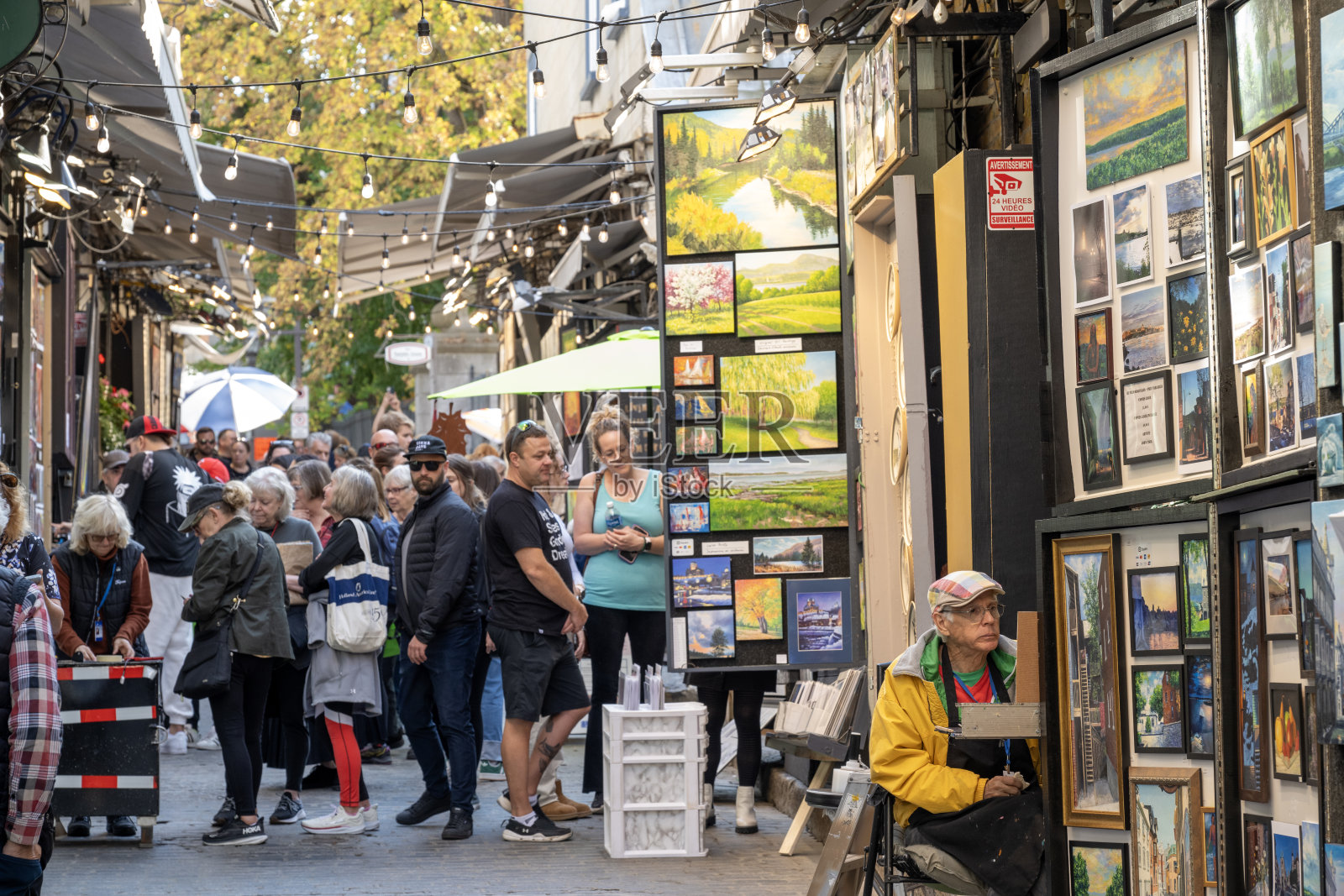 游客在街头艺术画廊参观照片摄影图片