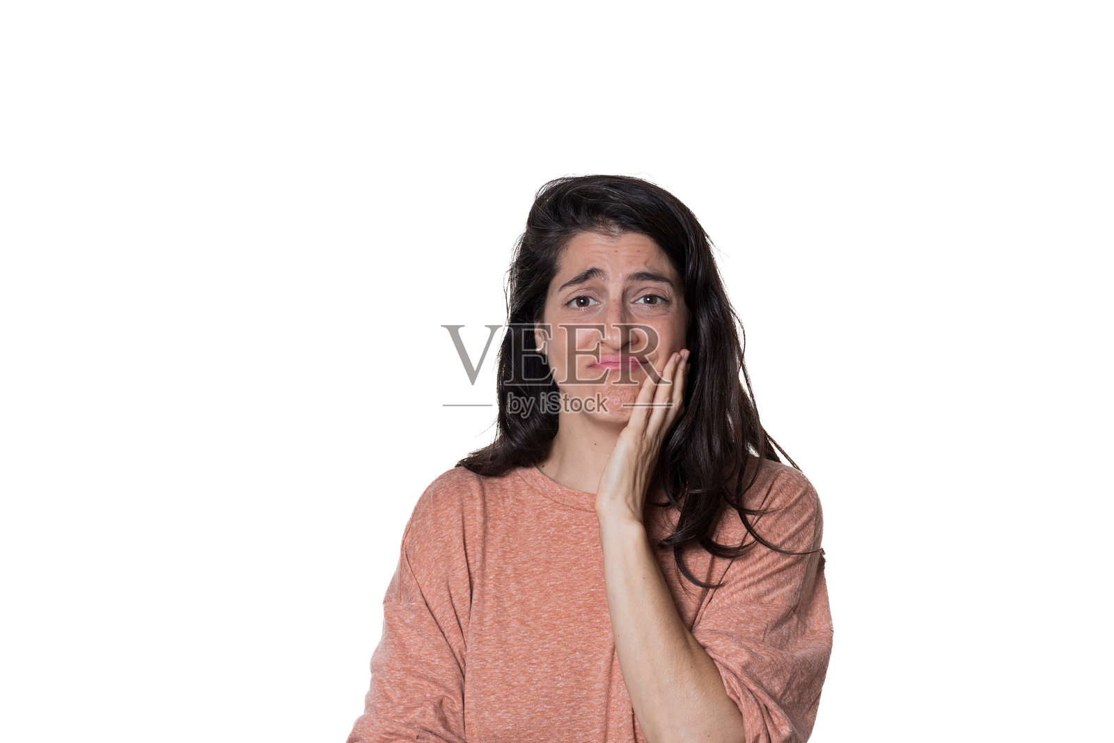 白色背景下的女人用失望的表情捂住头部。照片摄影图片