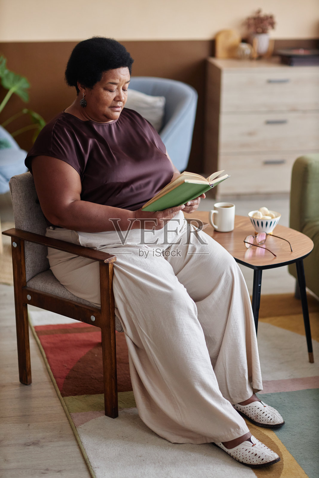 黑人老年女性在阅读书籍照片摄影图片