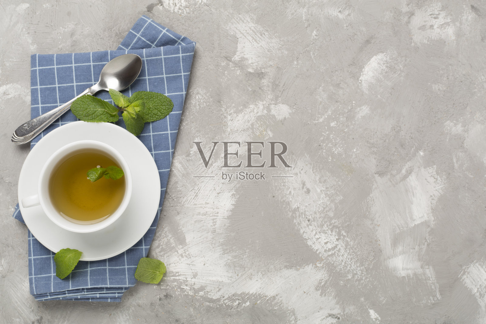 新鲜薄荷茶在混凝土背景上，俯视图照片摄影图片