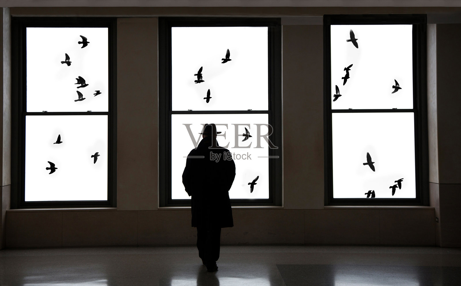 神秘男子走向窗户照片摄影图片