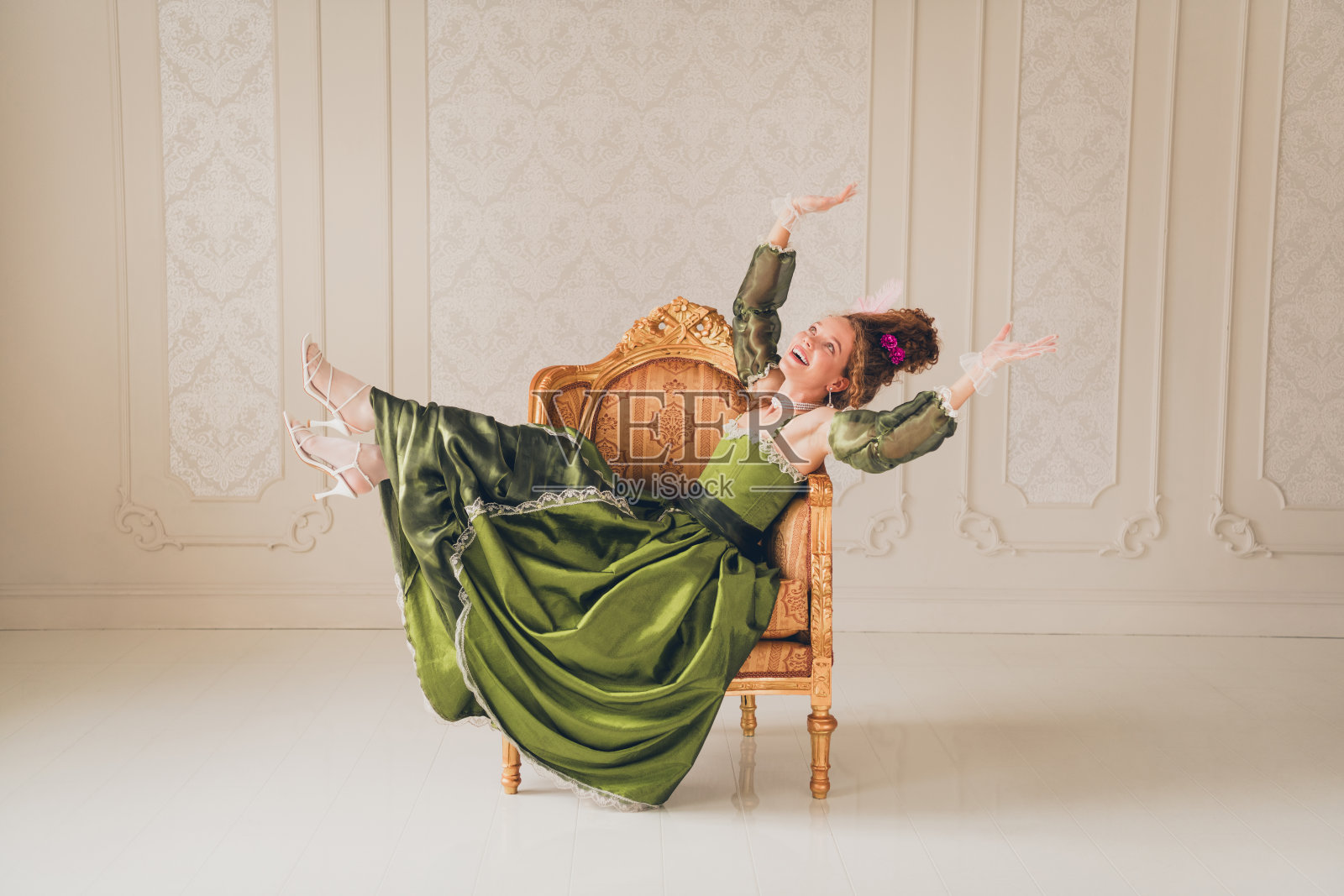 优雅的年轻女性在复古环境中展现现代生活与过去时代的对比照片摄影图片