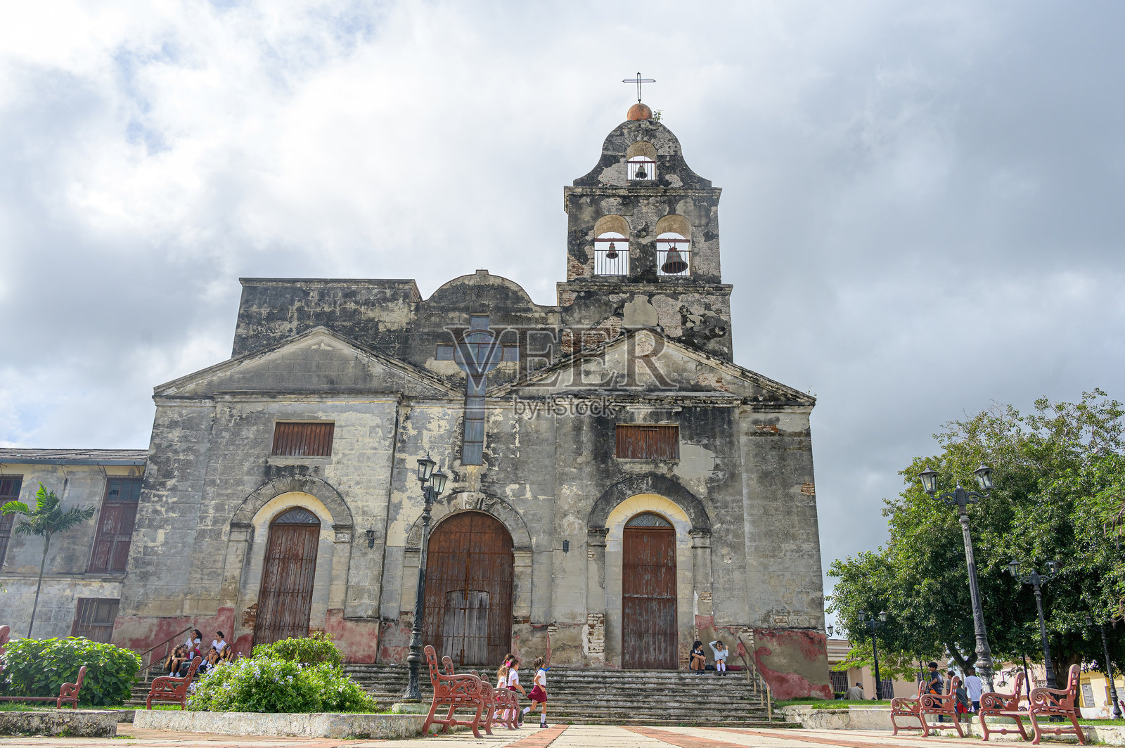 风化的天主教教堂外立面照片摄影图片